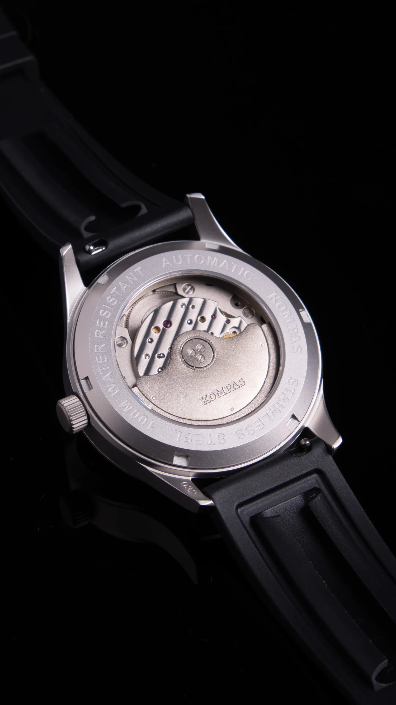KOMPAS field watch case detail