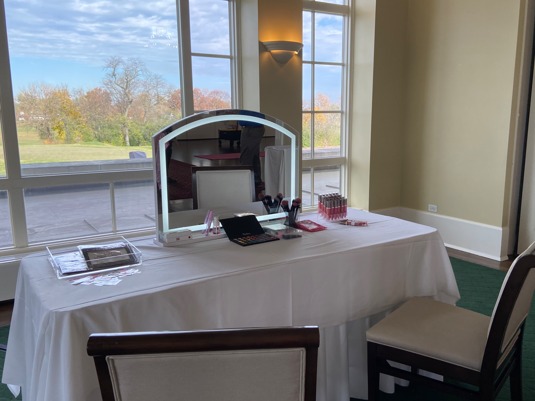 High-end interactive entertainment station glam bar featuring makeup, face gems, glitter, and lip gloss by Blush & Bliss by Mya. Perfect for girls’ special events, Bat Mitzvahs, Sweet Sixteens, birthdays, and premier parties in Lake Forest, Northbroo