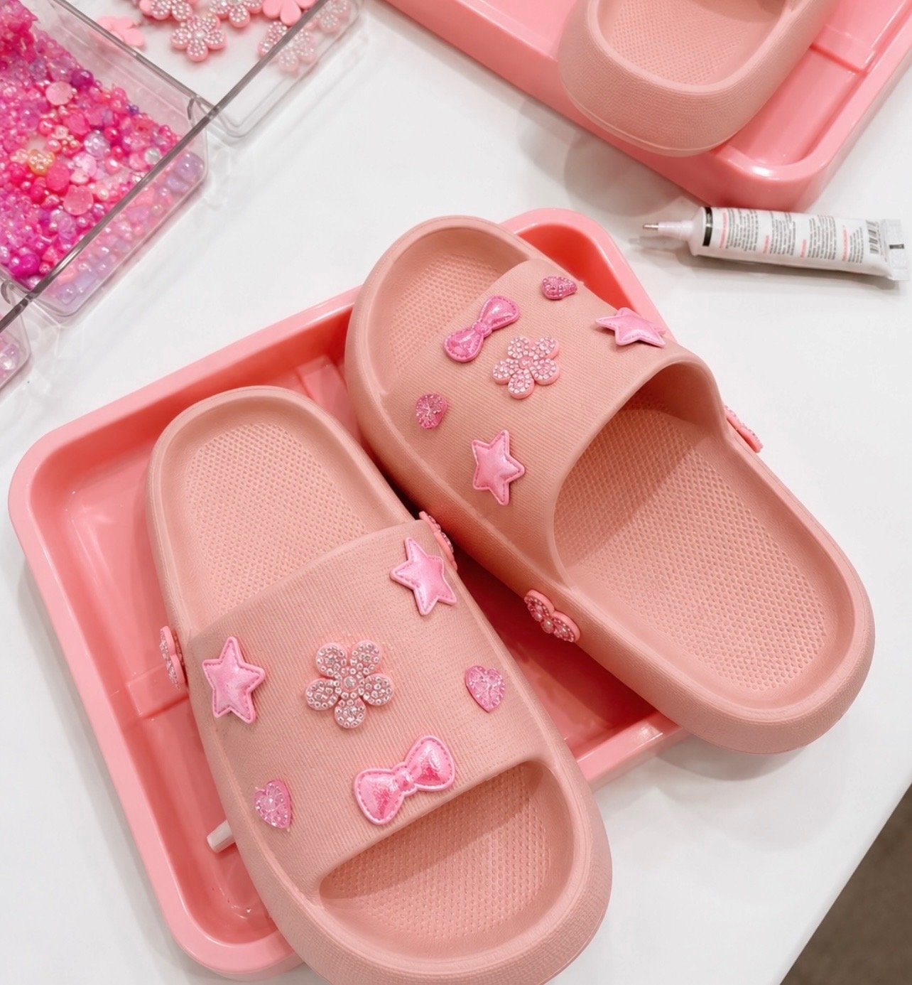 Custom slides decorating station with charms and embellishments, unique interactive event entertainment by Blush & Bliss by Mya for birthday parties, Bat Mitzvahs, and Sweet16s in Chicago, Glencoe, Glenview, Highland Park, and surrounding North Shore