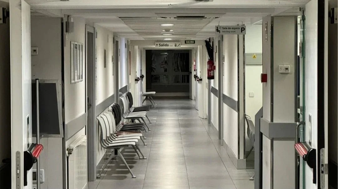 Patient receiving care in an emergency room, representing how health insurance covers high medical costs during unexpected emergencies.