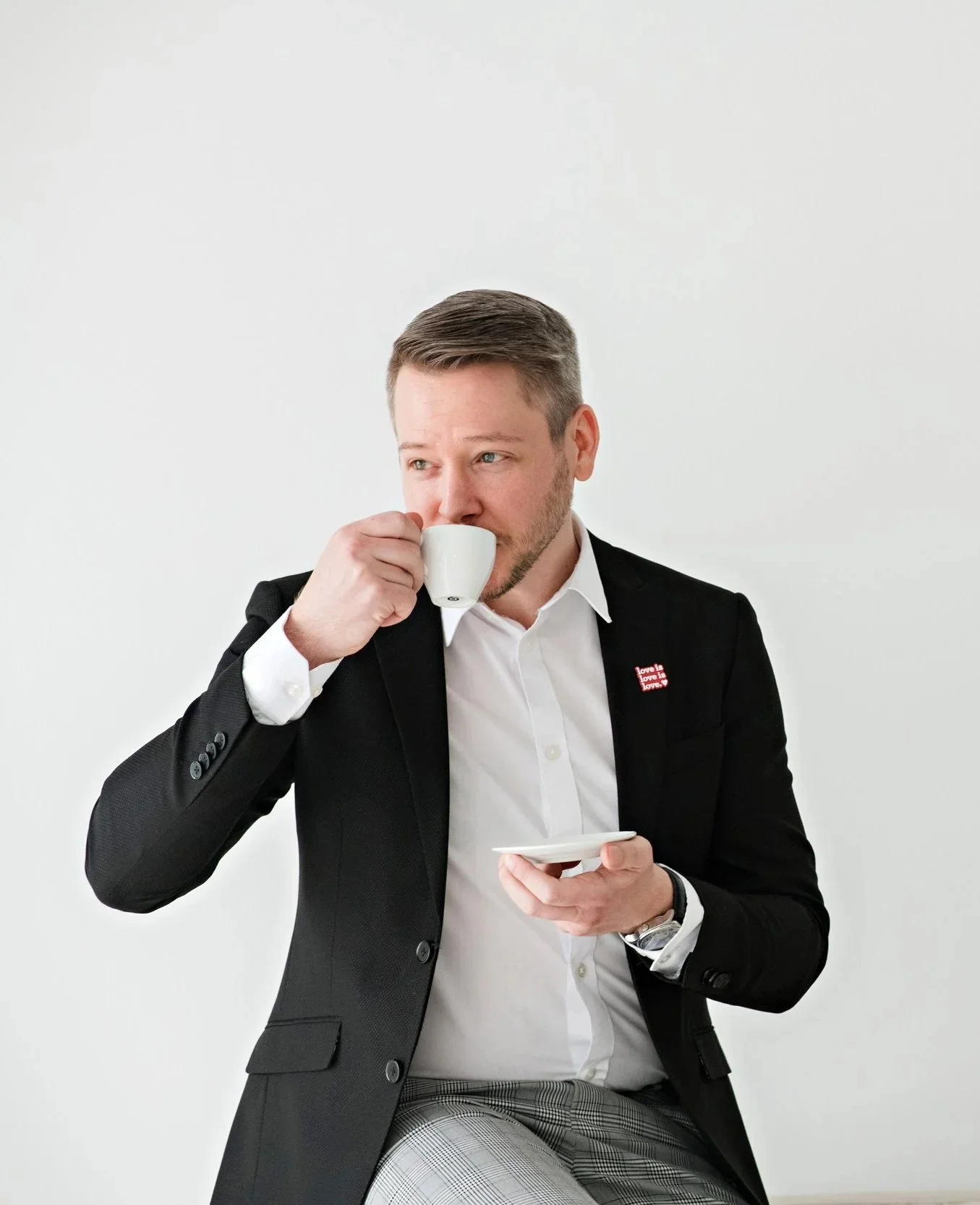 Wedding and event business bookkeeping consultant relaxed and ready to help with your financials