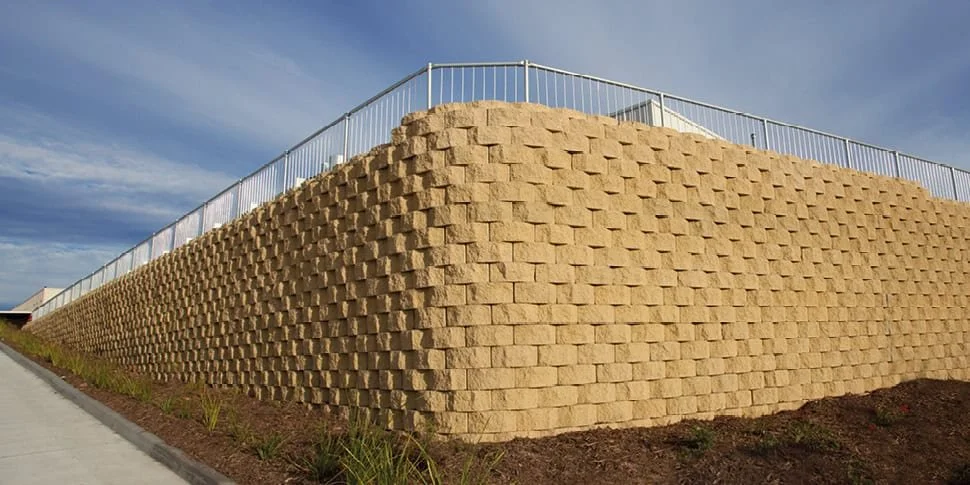 Segmental block keystone retaining wall