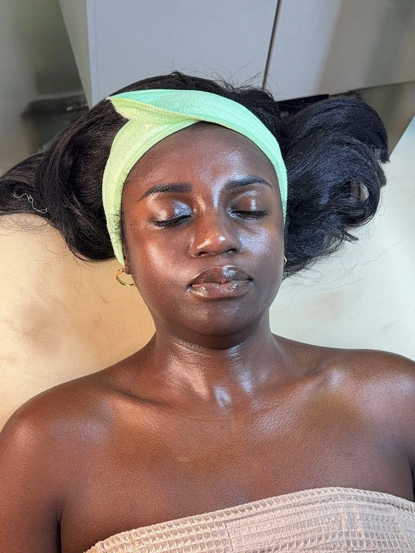 Skin that reflects light. Skin that holds water. Skin that resets after 90 minutes of intentional care.

So grateful to this month&rsquo;s facial models for trusting me to strengthen your barrier and deeply hydrate your skin on camera.

When skin has