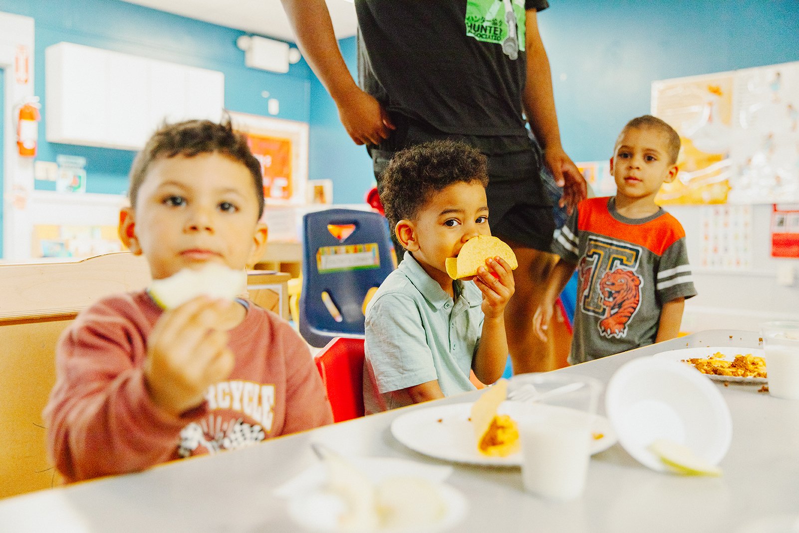 Kids eating lunch