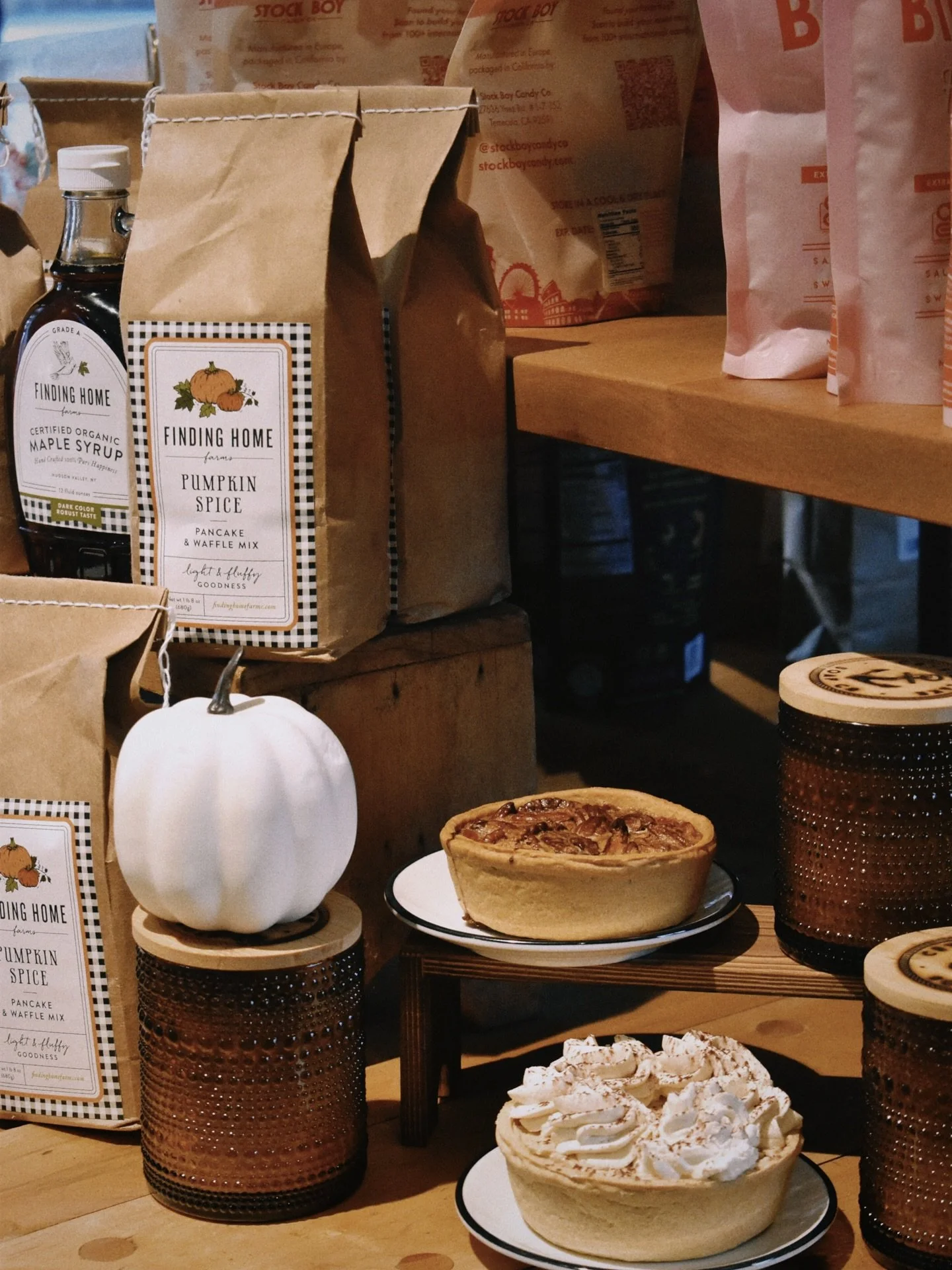 A few of our favorite fall finds in the Market 🍂

Starting with something extra special from Pots &amp; Pies: the Lake Roots Espresso Black Bottom Pie, made specially for Lake Roots, plus their classic Pecan Pie.

Pie restock tomorrow!

You&rsquo;ll