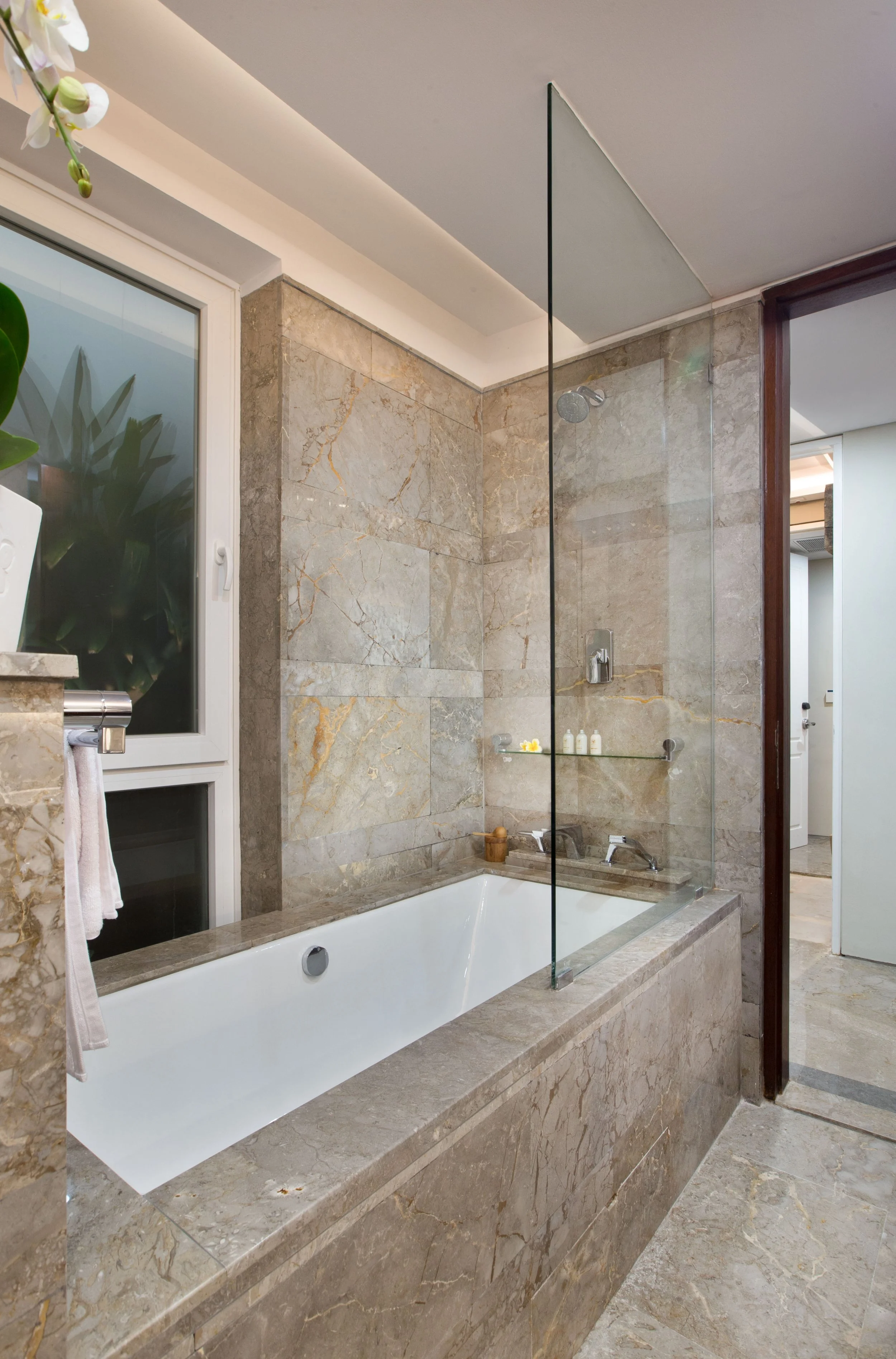 Bathroom with Bathtub - Room 20180227-BY9P9056.jpg