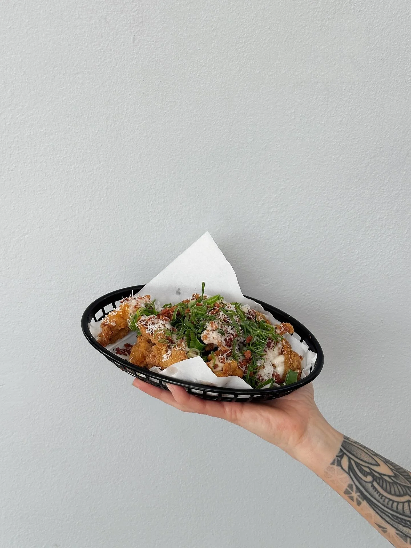 Cheesy bacon chicken bites &hellip; do we need to say more? 🤤 

Crunchy chicken thigh, cheese sauce, bacon bites + Parmesan. 

M+M HOURS 12-2 / 5:30-8 
📲Online ordering available via the link in our bio!