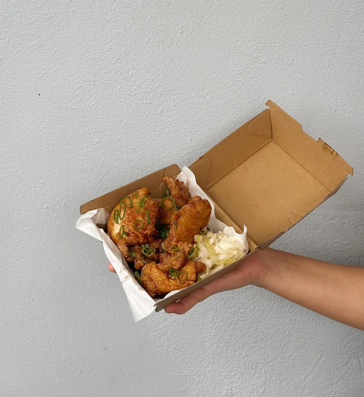 Fancy a quick fix? Order Meat &amp; Mingle online via the link in our bio!

From loaded burgers to mouth watering onion rings, we&rsquo;ve got you covered 🫡

KITCHEN HOURS 12-2PM / 5:30-8PM