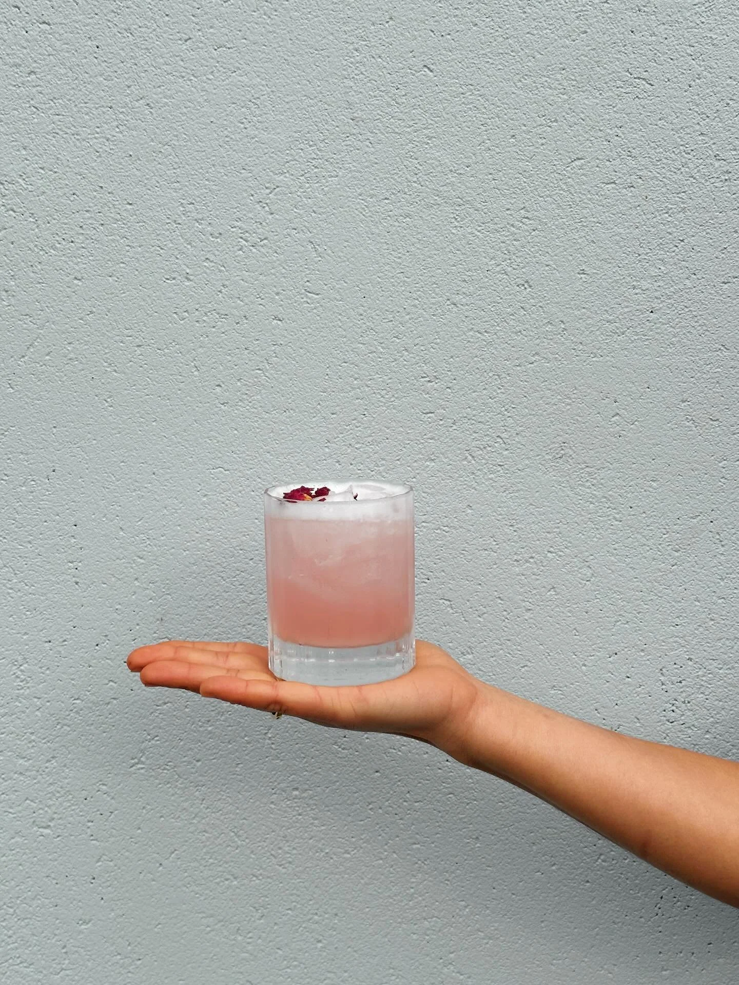 Our Turkish Sour 💖 One of our favs here at the Tav! 

A silky, frothy sour with balancing zesty lemon, delicate rose, and a touch of sweetness. 
Light, smooth, and dangerously easy to sip.

Brookies Turkish Delight Gin + triple sec + lemon juice + s