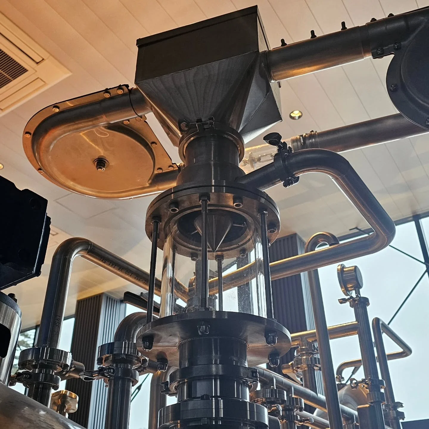 新しく導入しました！モルト移送とハイドレーションシステム！
Malt chain conveyor and hydrator on a brand new 1000L brewhouse! 
これで、麦芽を手で運ぶ手間がなくなり、機械が自動的に糖化タンクまで運んでくれます。