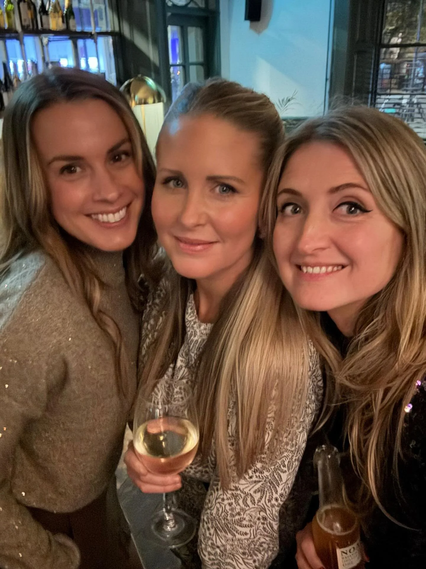 A much needed night out with some lovely friends to celebrate new beginnings, the start of the festive season, and managing to get our diaries to sync for one evening of the year ❤️

Delicious cocktails at @the_ivy_collection - mine&rsquo;s the dirty