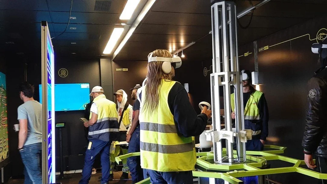 De Safety Keet is nu bij Cyclus NV in Moordrecht. Zij hebben de Safety Keet ingezet als een verplichte toolbox. Bij de meeste toolboxen moeten ze vooral luisteren, dus ze zijn enthousiast om nu eens een leuke interactieve toolbox te doen.

#safetykee