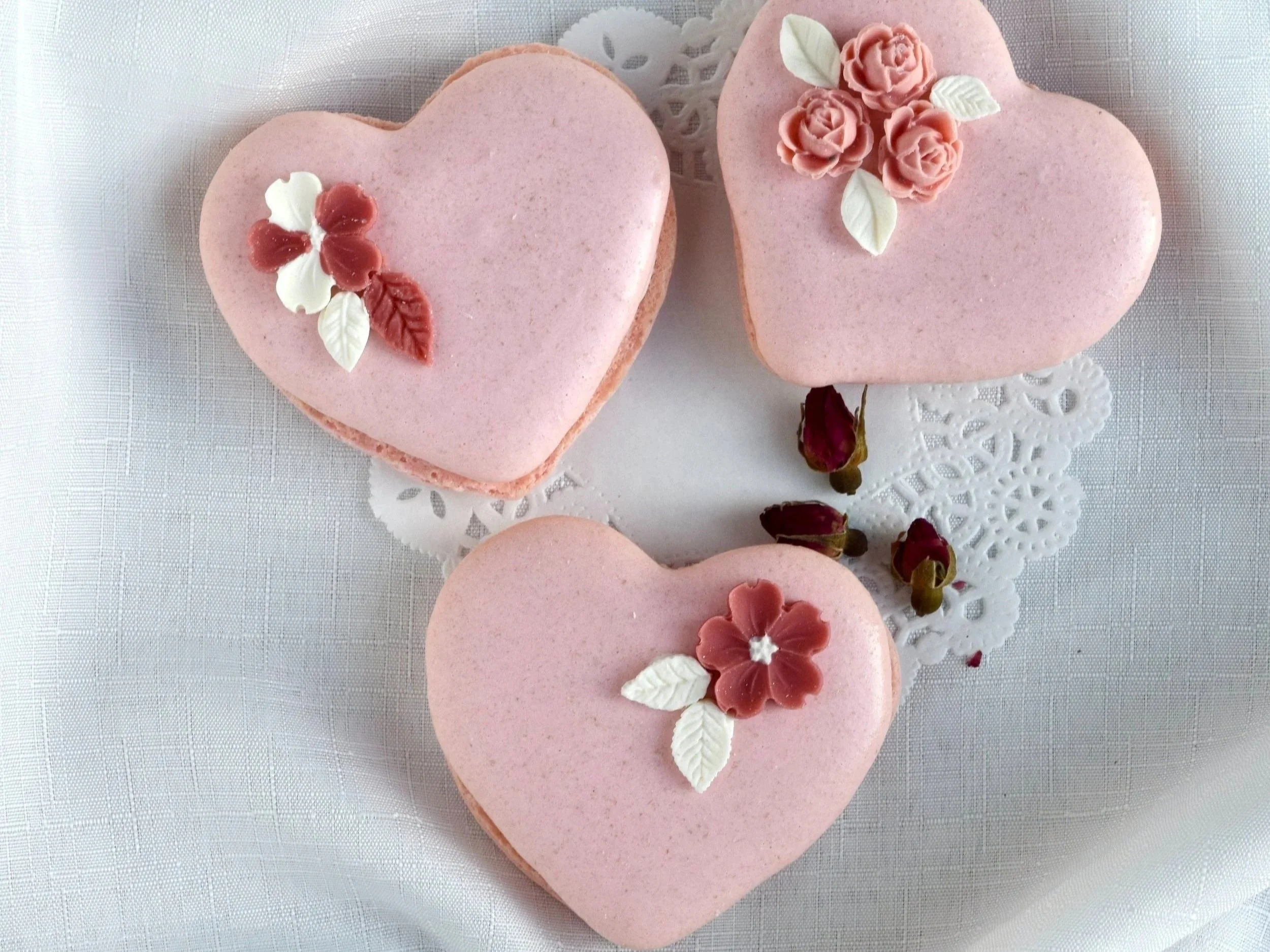 pink-decorated-heart-macaron