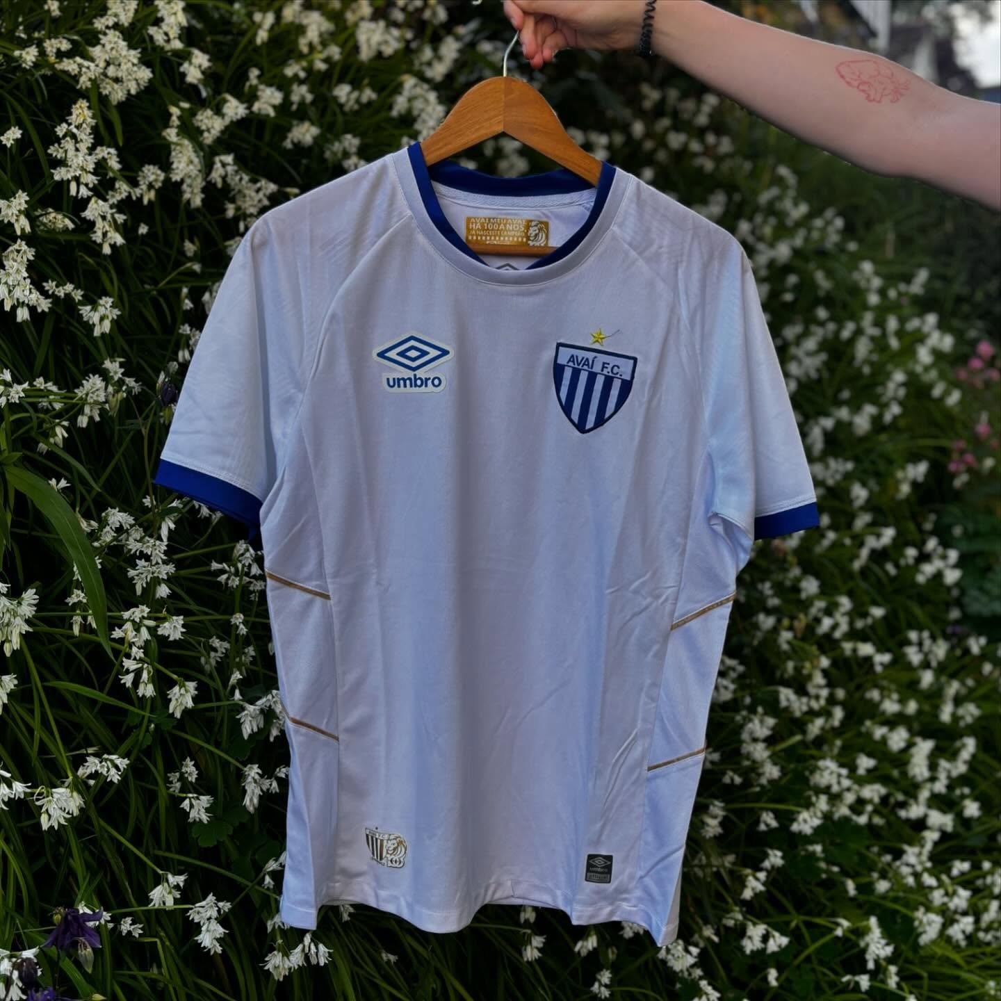 BRAZILIAN VIBES 🌸🇧🇷
100 years of history! The Avai Away shirt for 2023, created by Umbro, celebrates the founding anniversary of Leao da Ilha.
It features the classic white and blue colours with some contrasting gold features!
One noticeable
