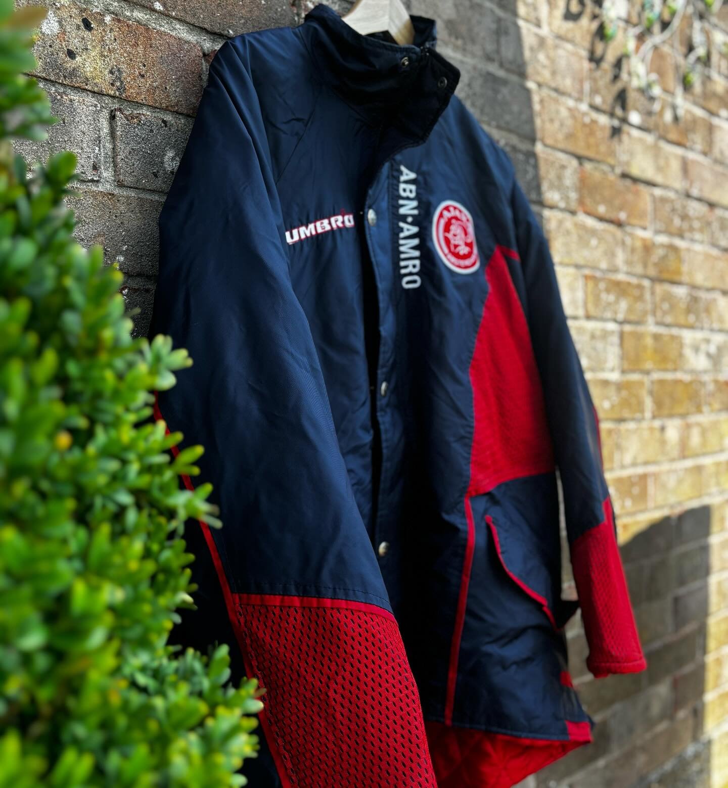 WHAT A(JAX) BEAUTY 🔴⚪️
Mid 90s Ajax coach/bench jacket in size XL
Featuring insane embroidery and a vintage baggy fit this is available on our website At thejerseybros.com