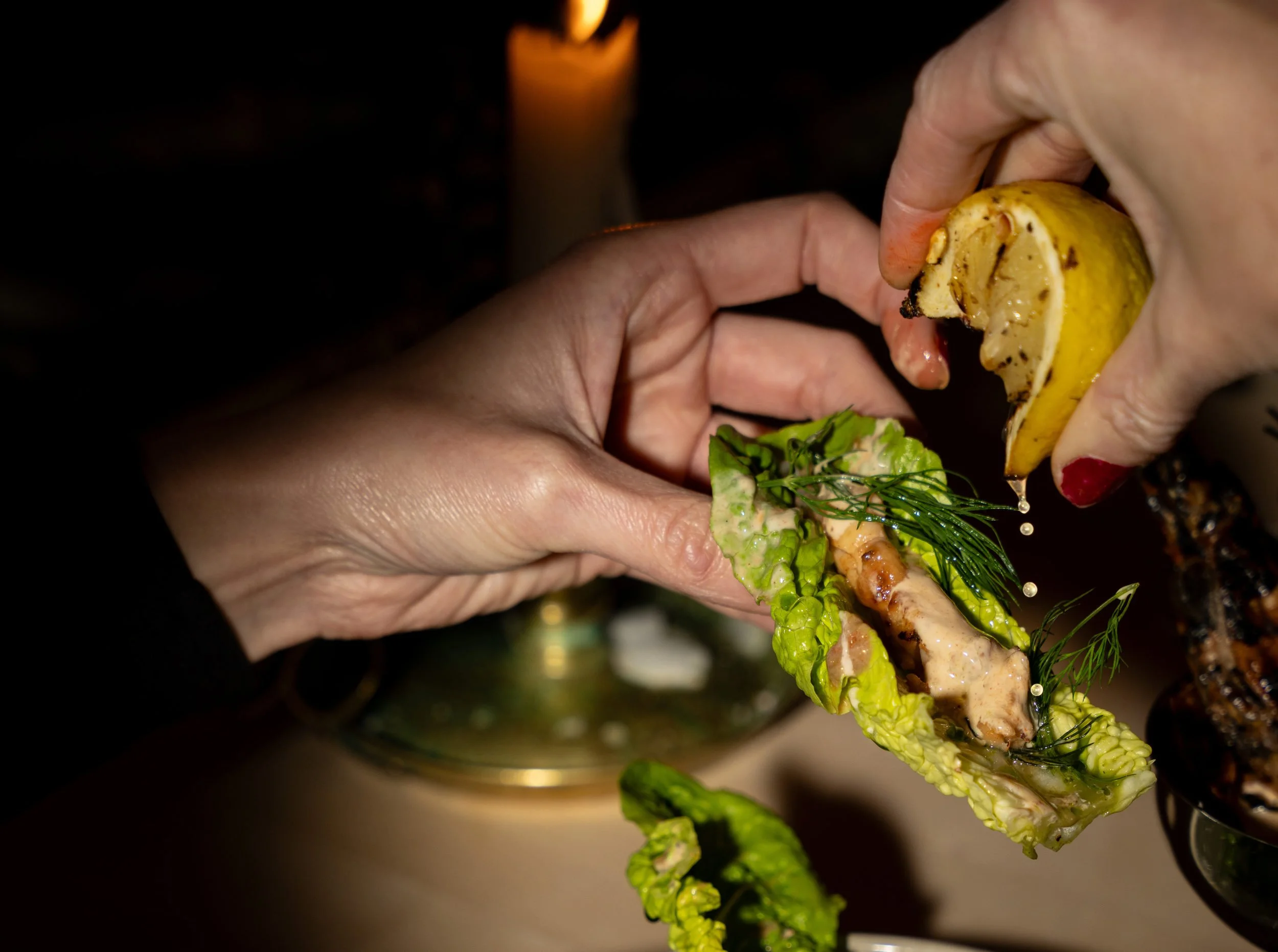 Citron presses over salatblade i levende lys hos A Hereford Beefstouw