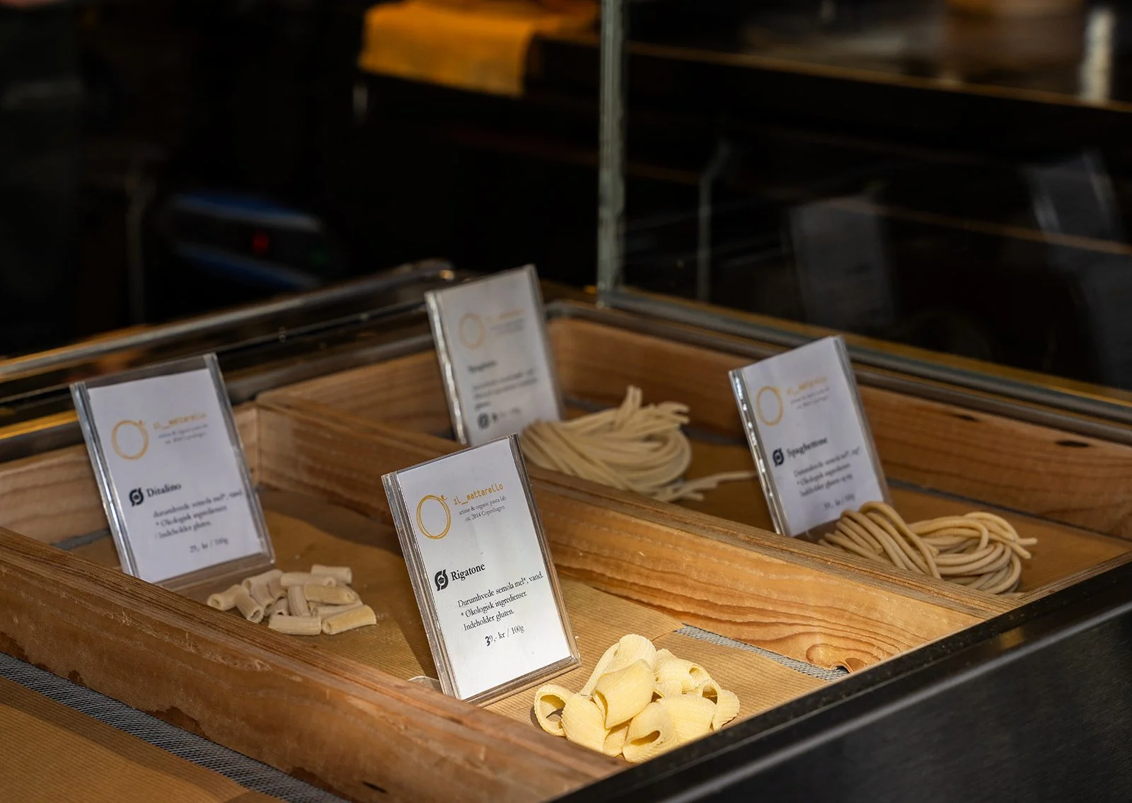 Frisk pasta til salg i montren med små skilte hos Il Mattarello i København