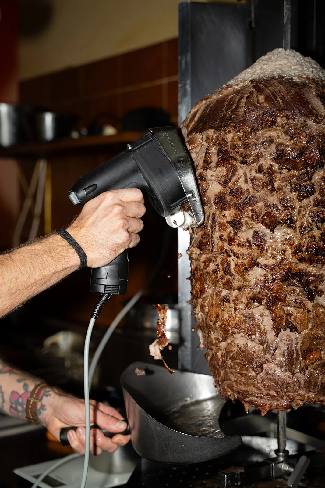 Kød skæres af kebabspyddet med en elektrisk kniv hos Killer Kebab