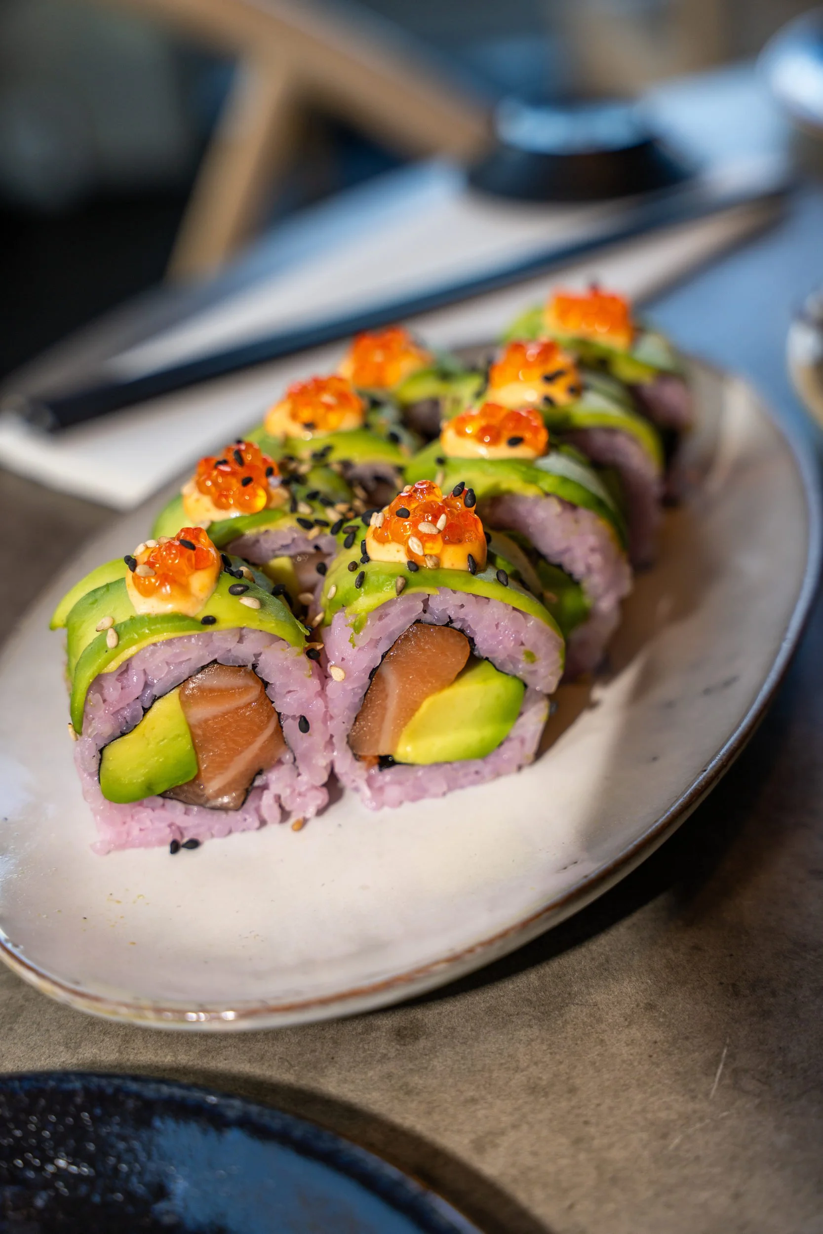 Sushiruller med avocado og orange rogn på hvid tallerken på Sushi Lab København