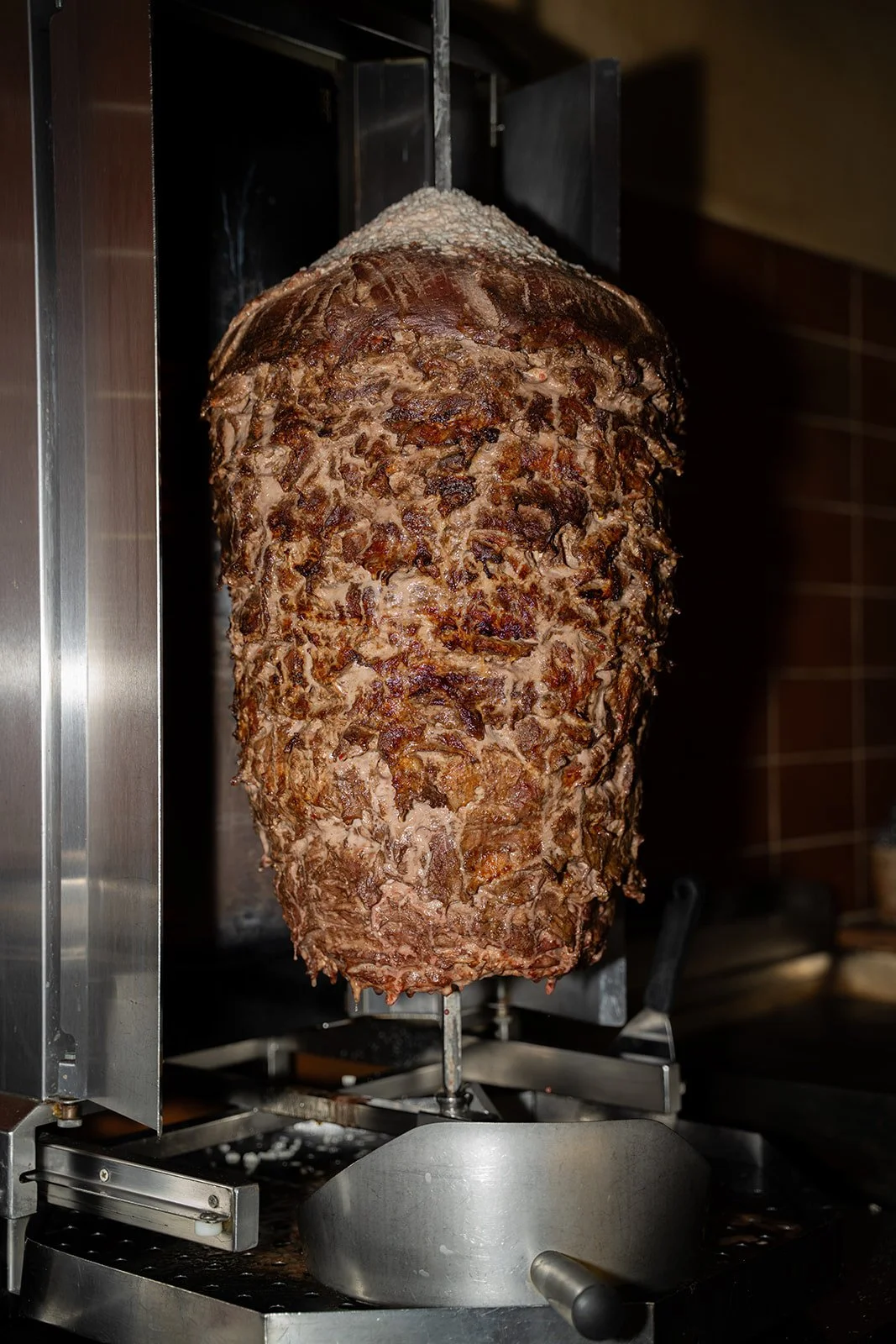 Stort kebabspyd drejer på grillen i køkkenet hos Killer Kebab København