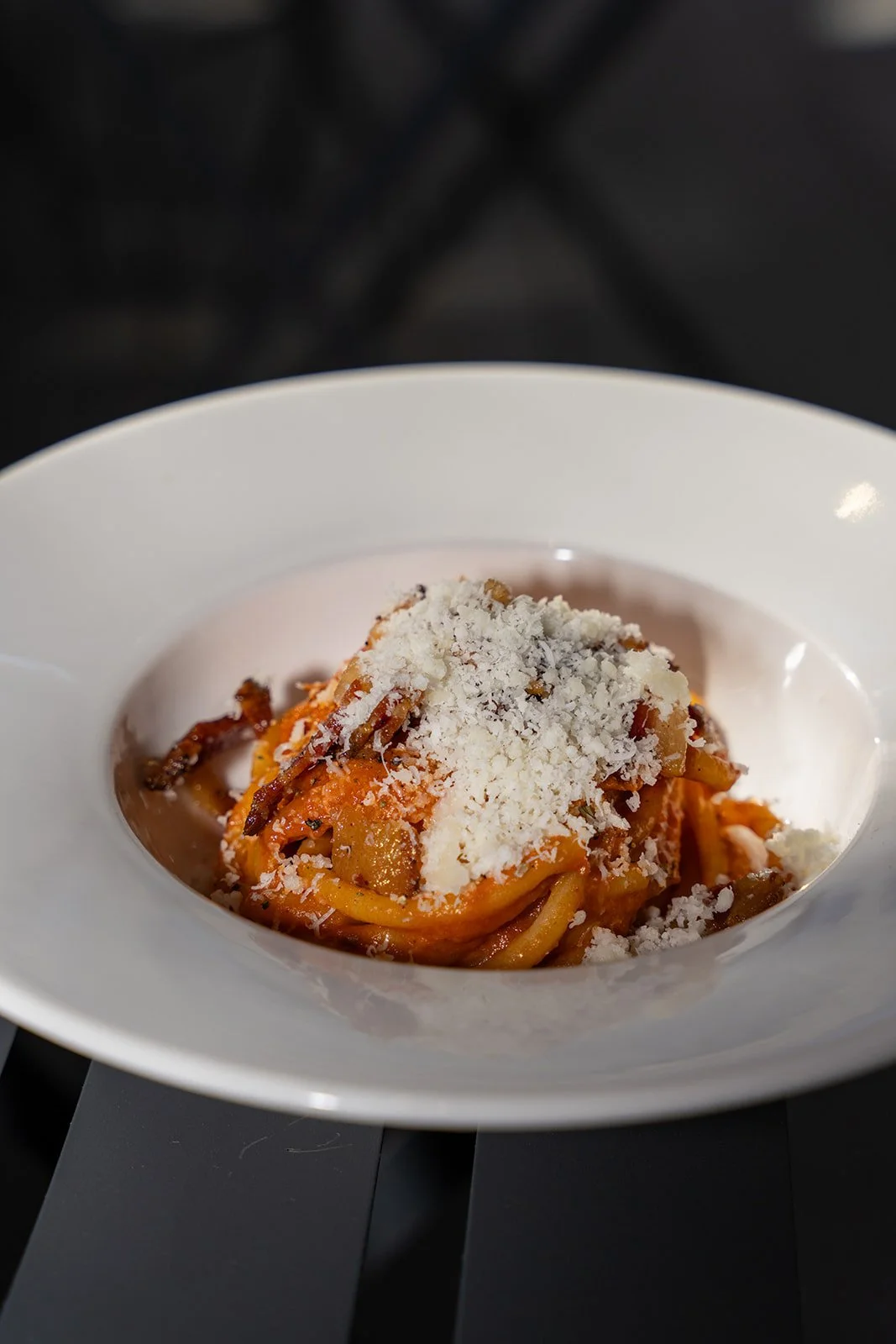 Pasta i tomatsauce med guanciale og et tykt lag revet pecorino hos Il Mattarello