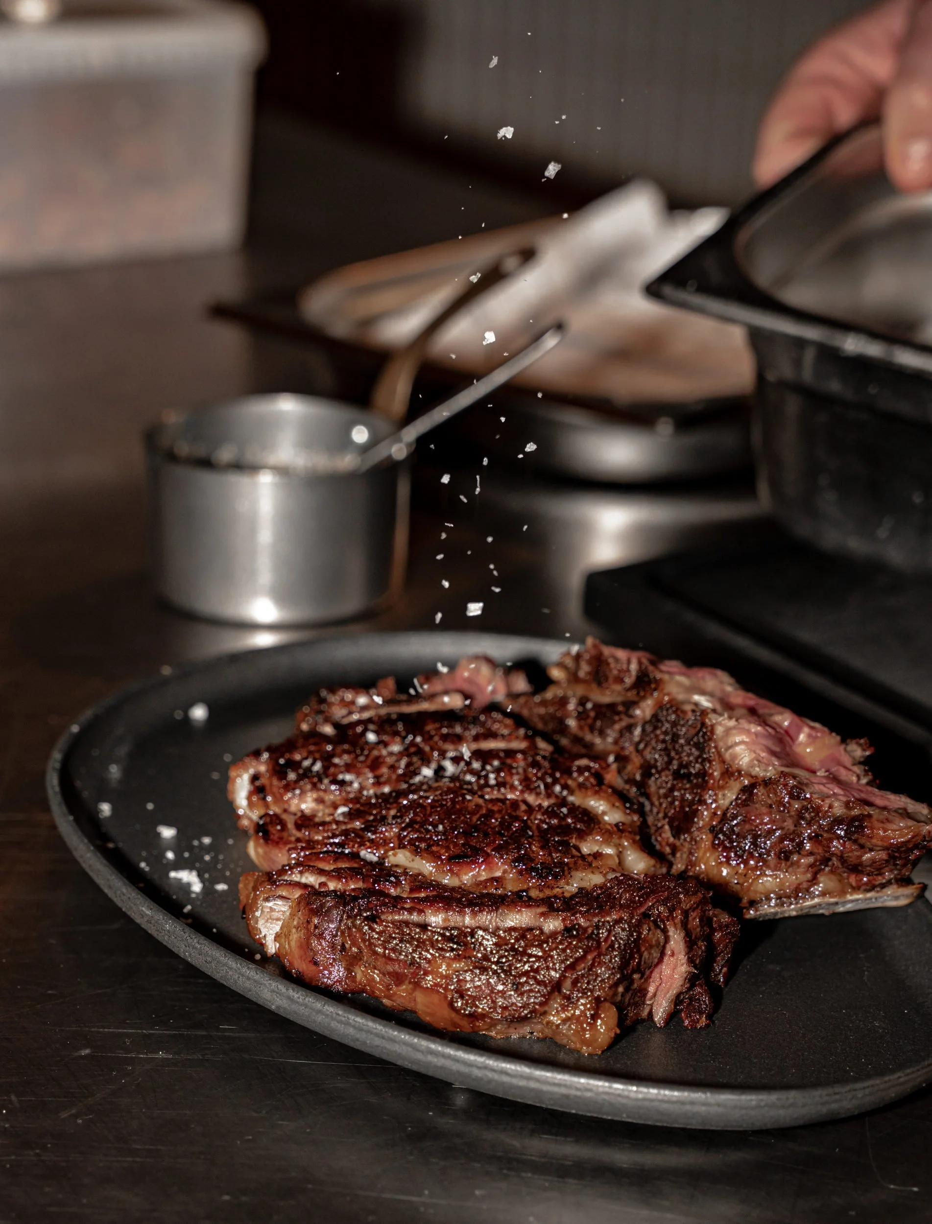 Skåret grillet bøf på et stålfad i køkkenet hos A Hereford Beefstouw