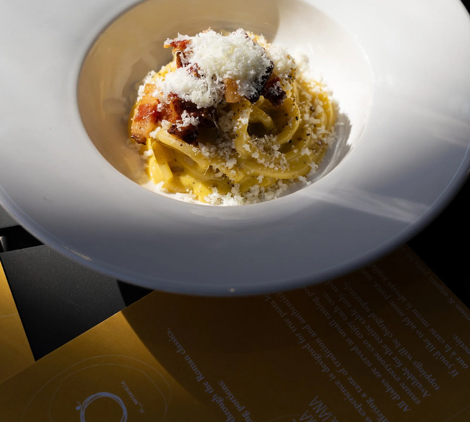 Nærbillede af carbonara med sprød guanciale og revet ost hos Il Mattarello