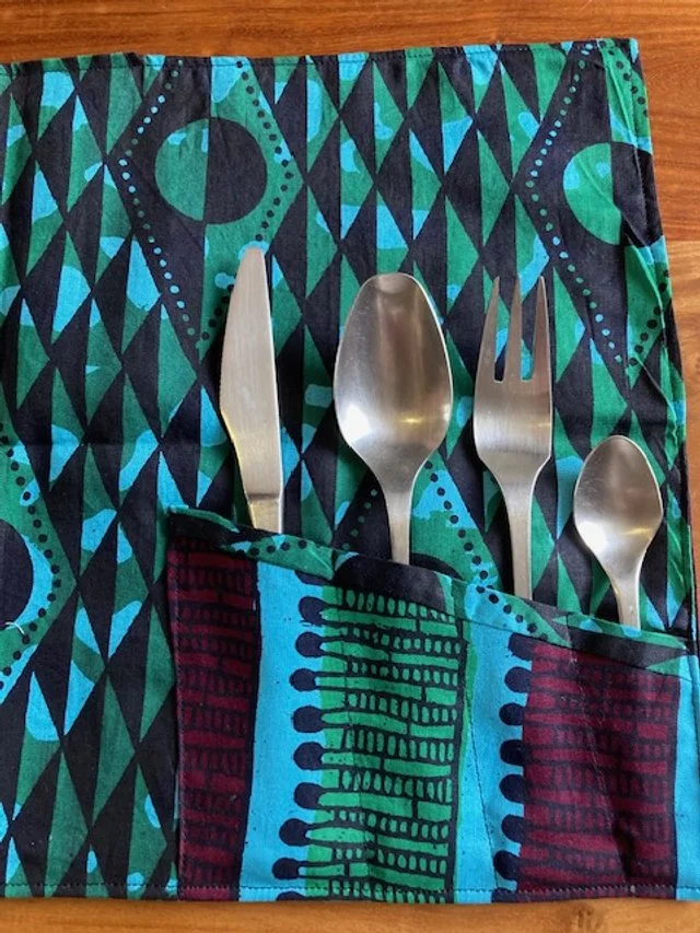 couvert tissu africain bleu et vert.JPG