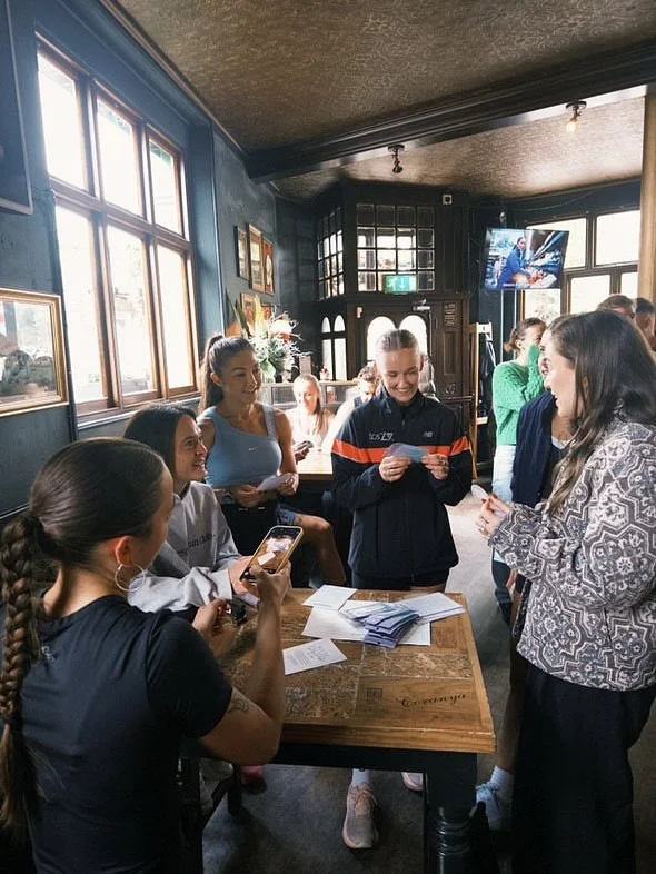 @smooch.able x @flrt_rc at the Alma Pub in Wandsworth this morning 💜 

The best possible way to start my weekend! 

#smoochable #mouthtape #sleeptape #sleep #wellness #health #runclub #running #runningmotivation #runningcommunity