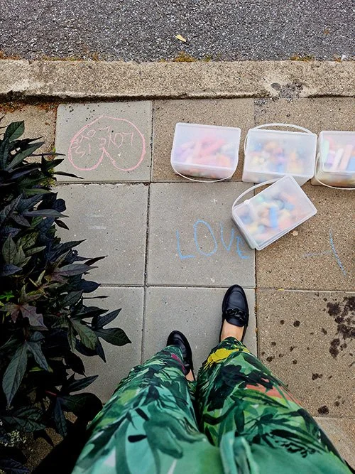 Luova strategisti Sanna Perälä pysähtyy kauniin arjen äärelle – katuliiduilla kirjoitettu rakkausviesti,  estetiikan inspiroima hetki kadulla