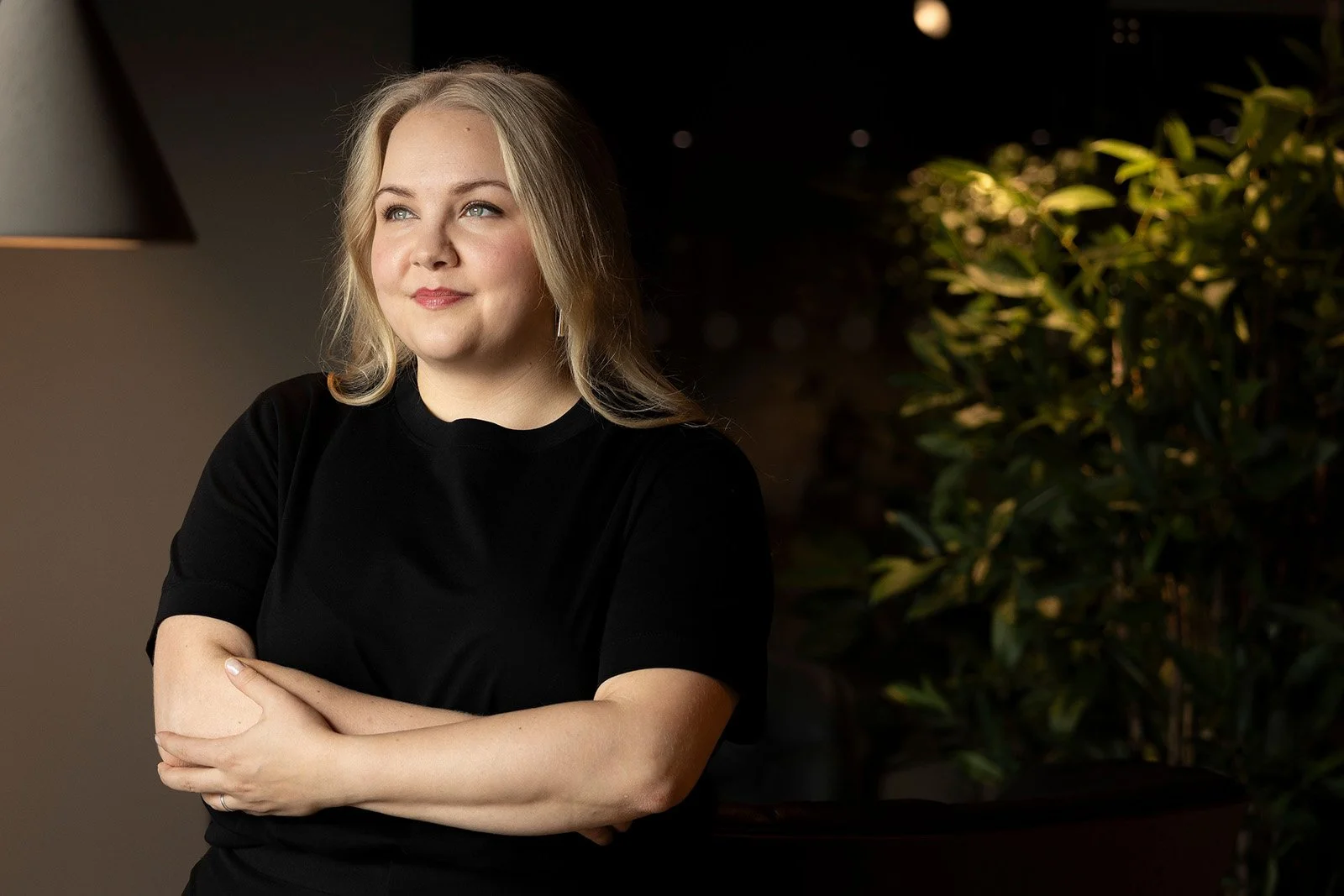 Sanna Perälä – Amaze-strategia-asiantuntija katsomassa eteenpäin rauhallisessa toimistoympäristössä