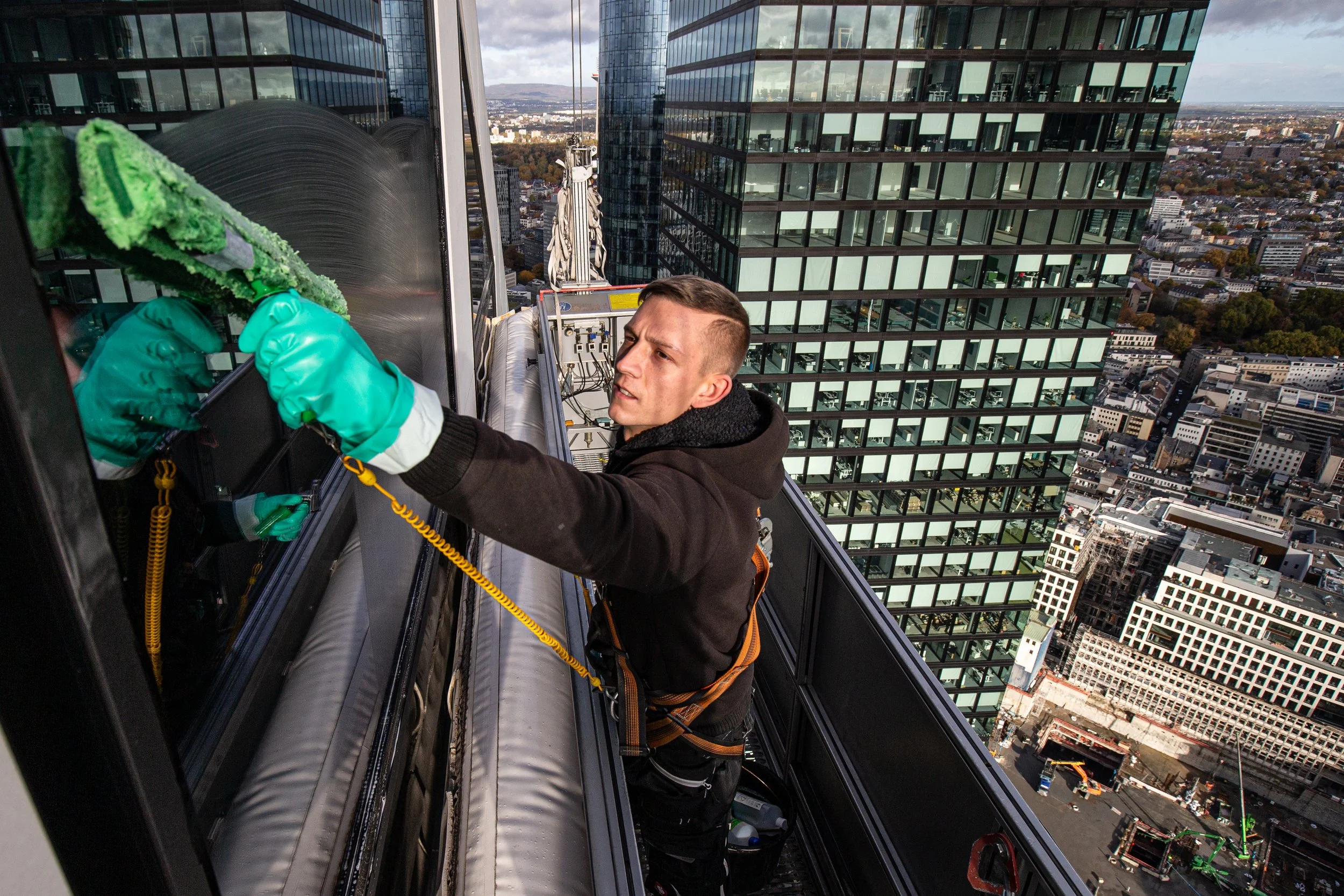  172170 HASS Der höchste und tiefste Arbeitsplatz Fensterpotzer-70.jpg
