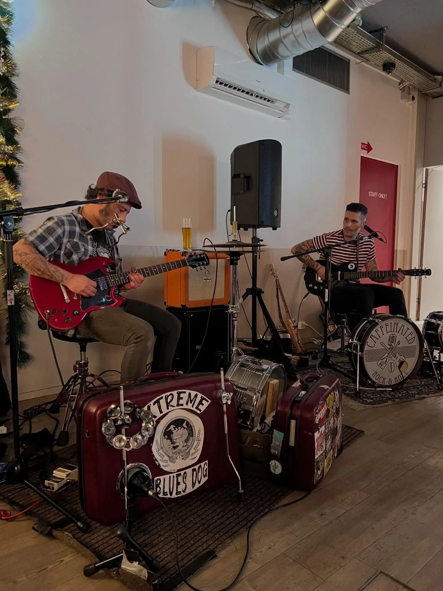 Was f&uuml;r ein super Abend! 🔥
Danke an alle, die da waren, mitgefeiert, zugeh&ouml;rt, getanzt und diese &bdquo;One Man Band Battle Night&ldquo; zu etwas Besonderem gemacht haben. 🙏❤️

Grosser Respekt an Roman Staub (Caffeinated Rock &amp; Roll) 