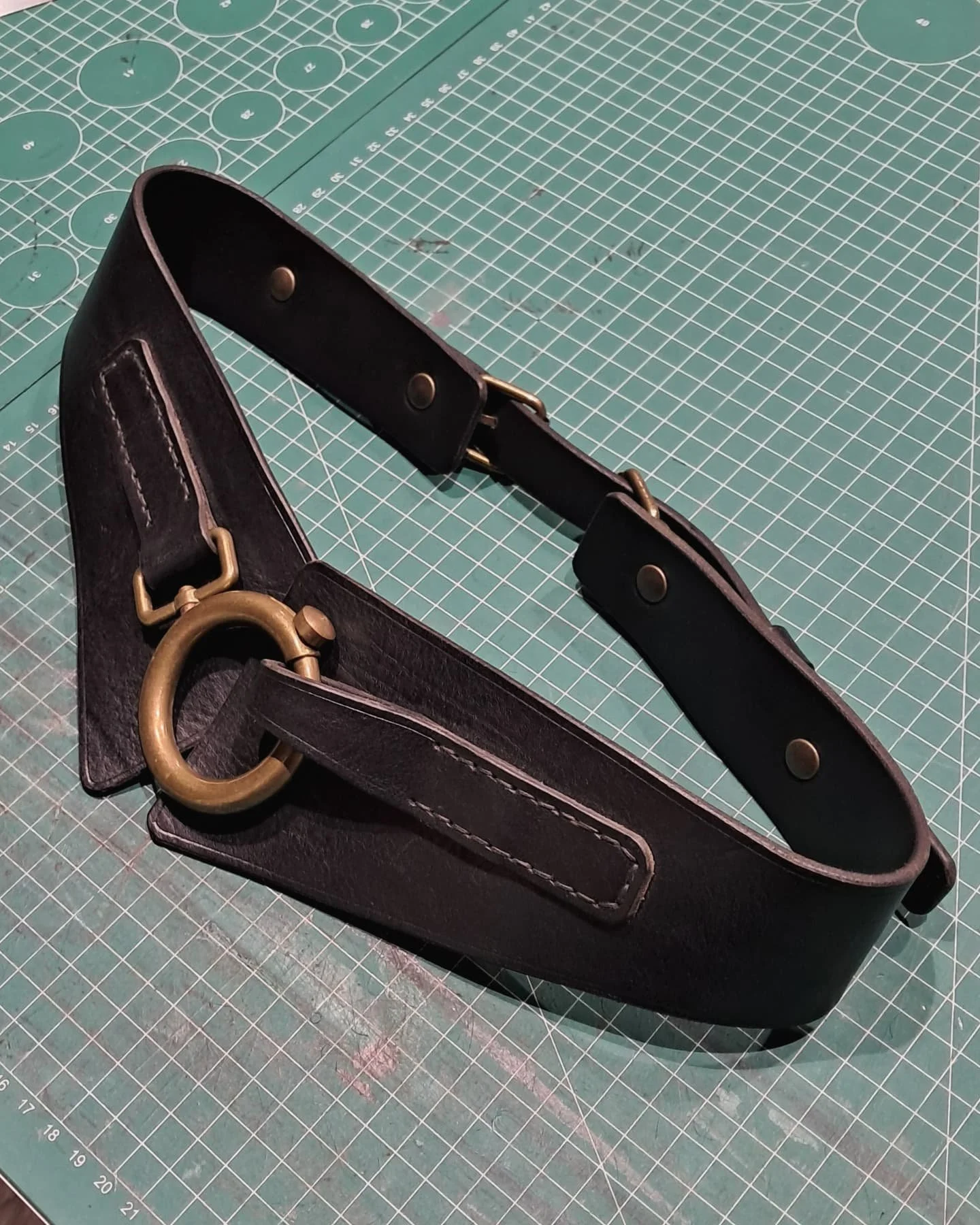 Cinturone da donna in cuoio nero,  tagliato e cucito a mano. Minuteria vintage effetto ottone invecchiato.

#pelle #cuoio #cinta #leather #leatherworks #leathercraft #handmade #handcrafted #artigianato #artigianatoitaliano #madeinitaly #ancona