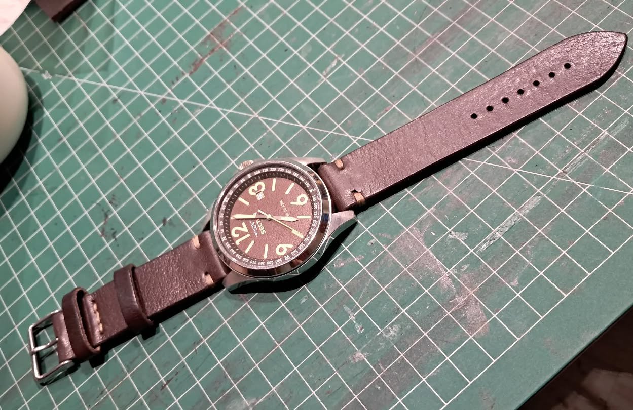 ⌚️ Cinturino in cuoio testa di moro, cuciture in filo mocassino ecru.
Realizzato interamente a mano 🪡

#pelle #cuoio #leather #leathercraft #leatherworks #cinturino #artigianato #artigianatoitaliano #handmade #handcrafted #madeinitaly #ancona #watch