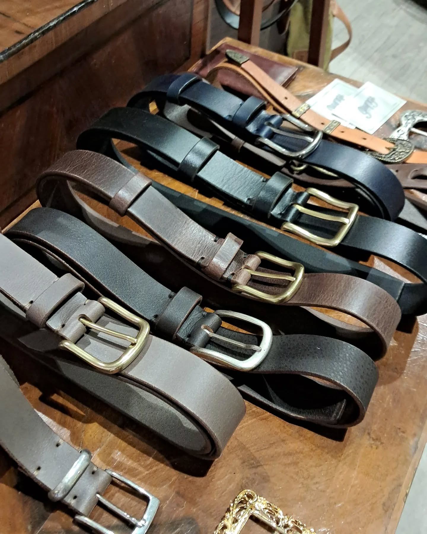 Un po' di cinture dalla bottega 

#pelle #cuoio #leather #leatherworks #leathercraft #leathergoods #belt #cinta #artigianato #artigianatoitaliano #madeinitaly #italy #marche #ancona