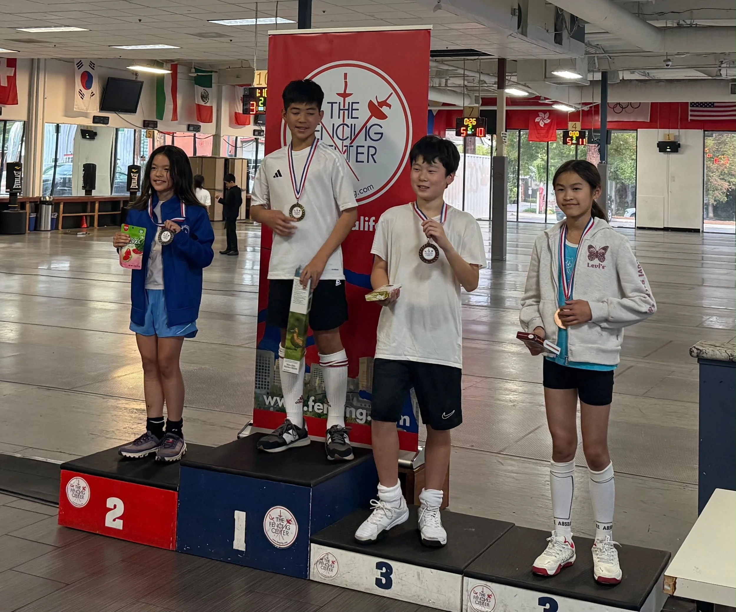 Congratulations to both Paul Kang and Kaylin Cao for finishing 3rd at the Y12 event of the September Fence-a-thon last weekend!! 🥉🥉
See you soon on the strips!!