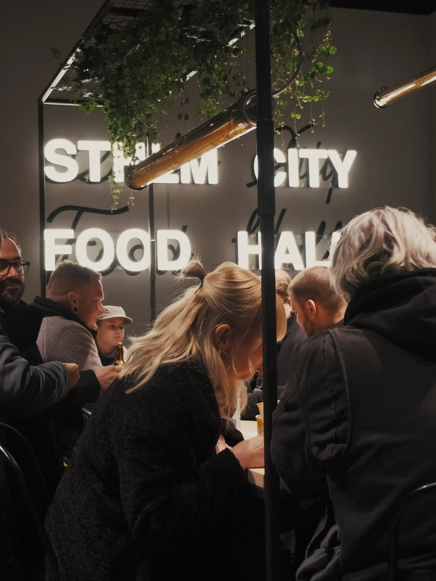 Glada m&aring;ndagar i City Food Hall! H&auml;r hittar du b&aring;de energi och god mat f&ouml;r en perfekt veckostart 🙌
 #CityFoodHall #HappyGuests #StockholmVibes #Matgl&auml;dje