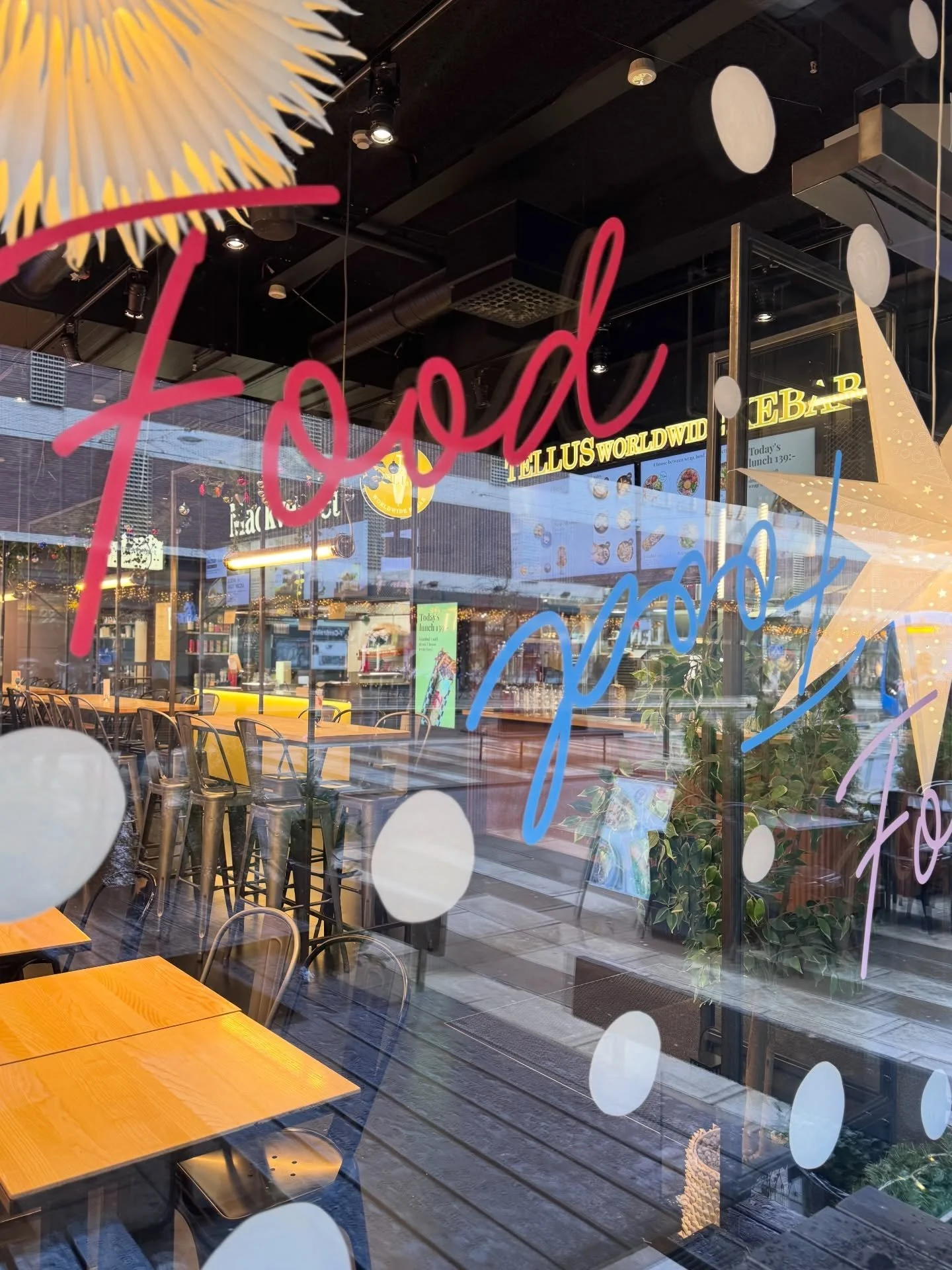 Happy Friday-feeling hos oss! ✨🍻 ✨
V&auml;lkommen in till h&auml;rliga fredagsvibbar, riktigt god mat och en liten f&ouml;rsmak av julst&auml;mning

#cityfoodhall #stockholmfood #fredagsfeeling