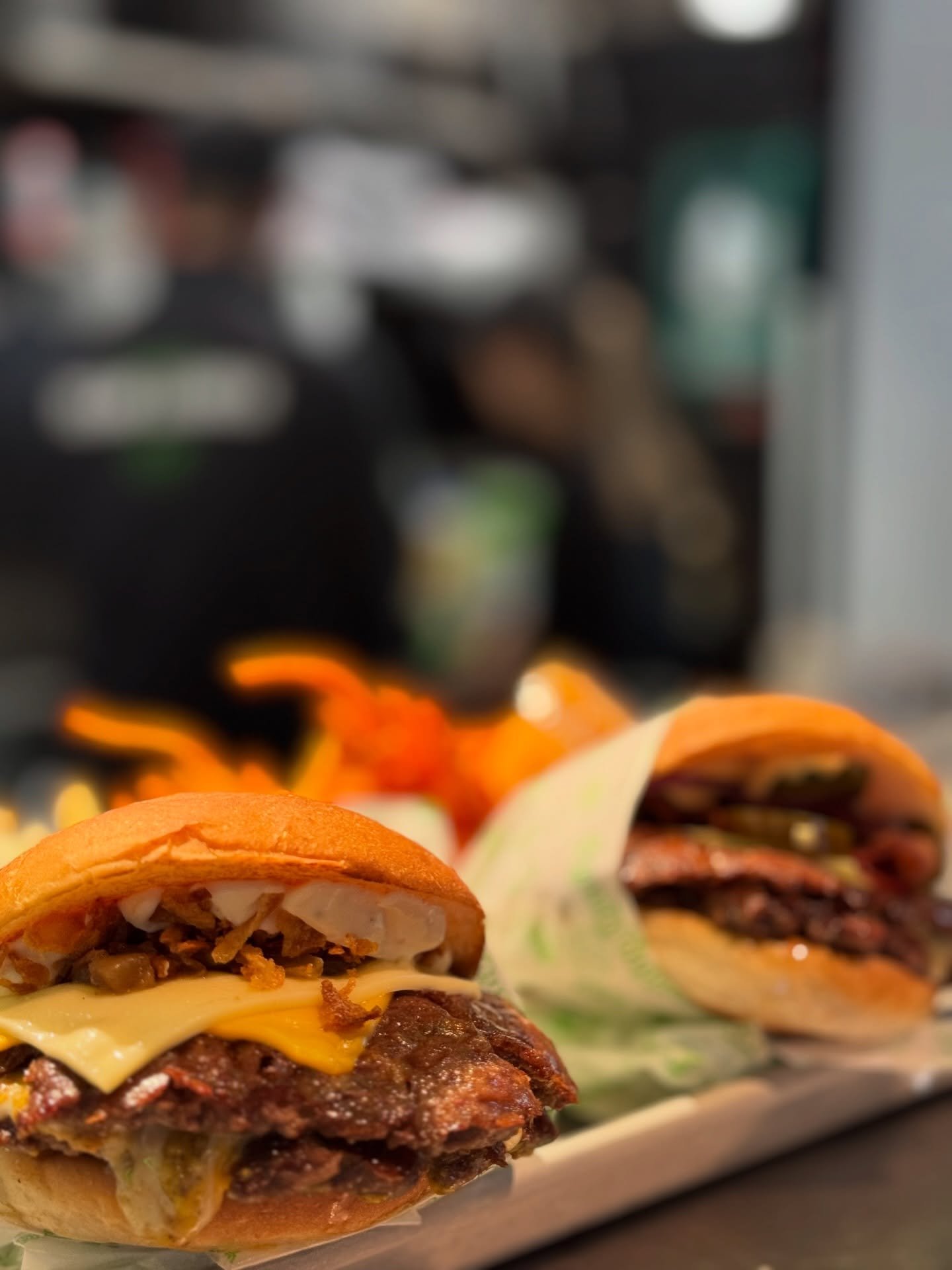 ✨ Lillel&ouml;rdag vibes hos oss p&aring; City Food Hall!
Fira mitten av veckan p&aring; b&auml;sta s&auml;tt med en saftig, nygrillad burgare fr&aring;n Bun Meat Bun &ndash; smashad perfektion, fluffigt briochebr&ouml;d och oemotst&aring;ndlig ostsm