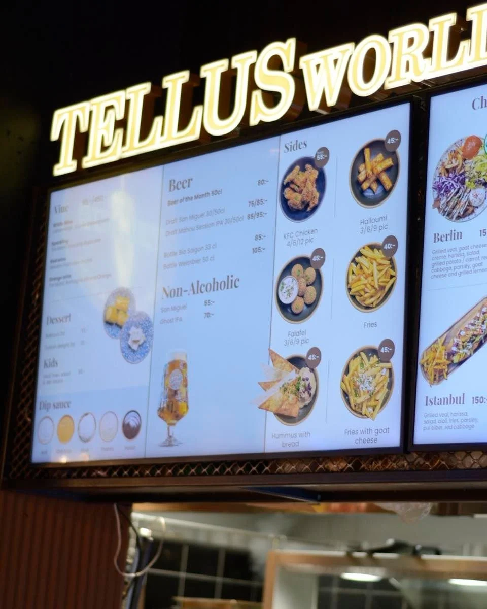 🍢 Tellus Worldwide Kebab &ndash; h&auml;r m&ouml;ts kebab fr&aring;n hela v&auml;rldens h&ouml;rn, lagat med k&auml;rlek och serverat p&aring; nygr&auml;ddat stenugnsbr&ouml;d.
Perfekt lunch eller middag n&auml;r du vill ha n&aring;got b&aring;de sm