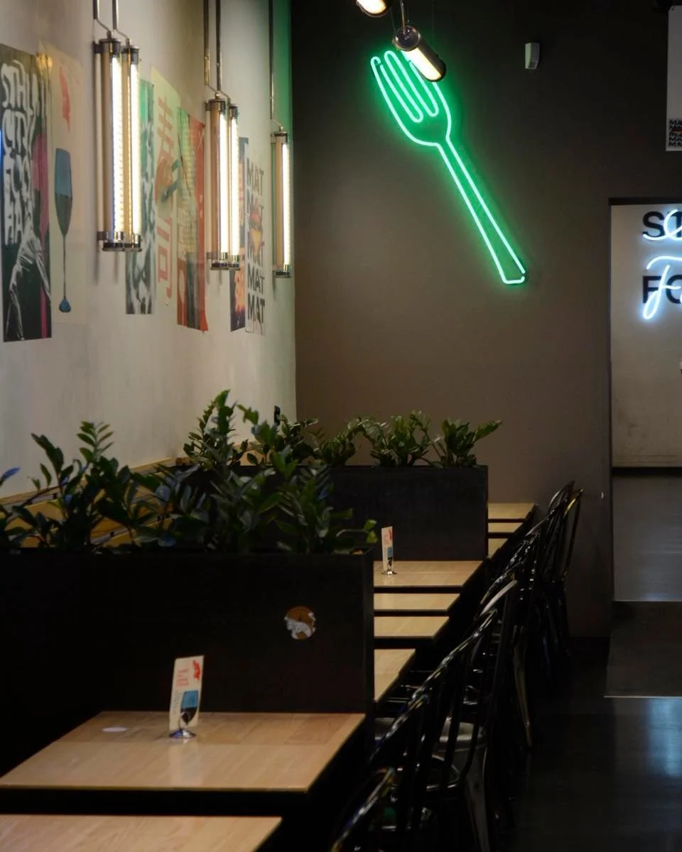 Helgen b&ouml;rjar h&auml;r! 🍴✨
Smaker fr&aring;n hela v&auml;rlden, h&auml;rlig st&auml;mning och mat du vill stanna f&ouml;r &ndash; AW, middag eller h&auml;ng med v&auml;nner.
📍 Klarabergsgatan 29 | Mer info: cityfoodhall.se
#Fredagsvibes #CityF