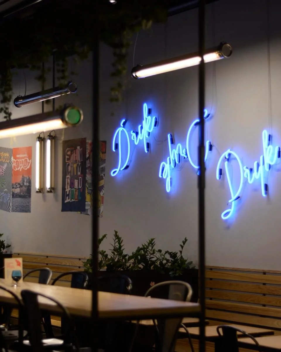 🌍 Smaker fr&aring;n hela v&auml;rlden &ndash; Lunch, middag eller h&auml;ng &ndash; v&auml;lj efter craving
I City Food Hall samlas under ett tak:
🍜 KIMLI Ramen &amp; Bao &ndash; l&aring;ngkokta buljonger &amp; fluffiga bao
🍣 MGL Sushi &ndash; nor