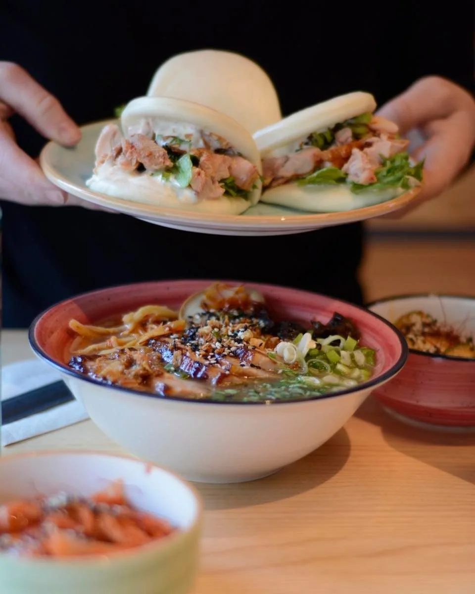 M&aring;ndag, men g&ouml;r den r&auml;tt 🍜🔥
Ramen som kokats l&auml;nge, fluffiga bao fyllda med smak &ndash; och hela City Food Hall runt h&ouml;rnet: sushi, fresh mex, kebab, burgare, pizza, grillade mackor och asiatisk street food.
En plats. All