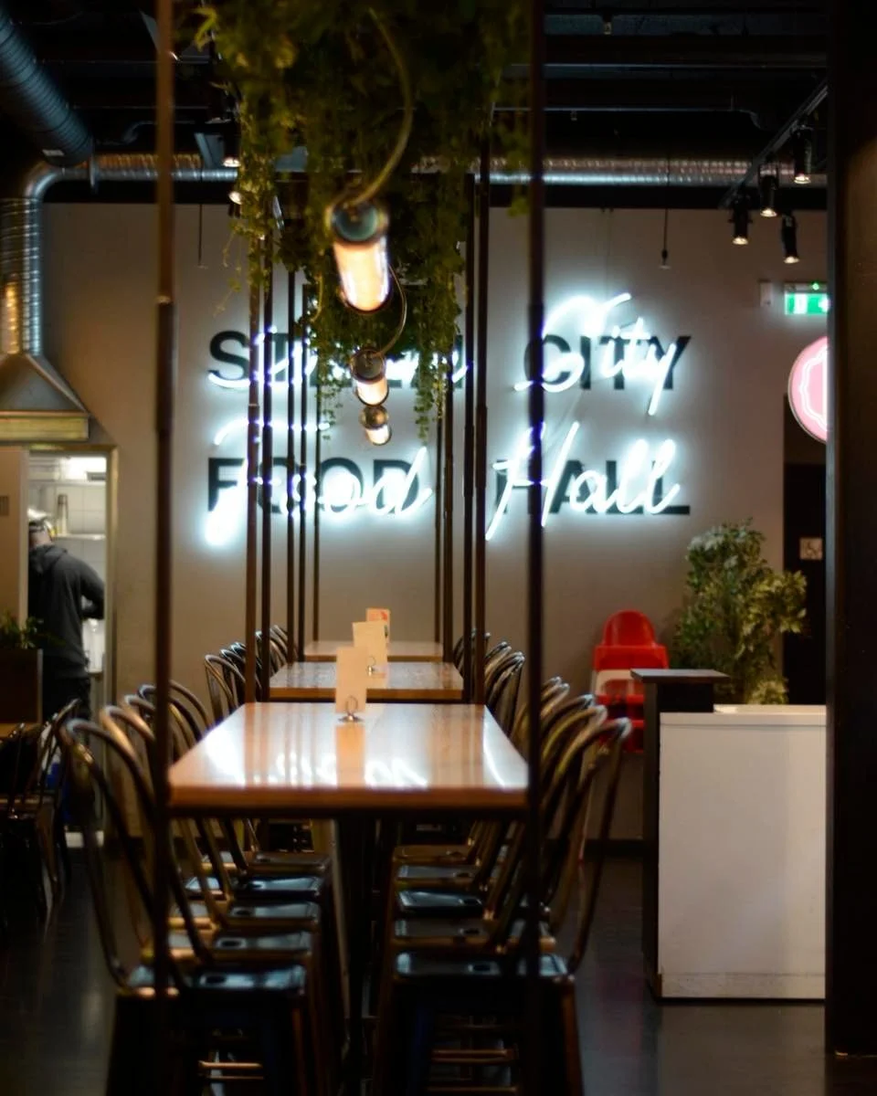 Glad fredag! Helgen b&ouml;rjar h&auml;r ✨
I City Food Hall lagar varje restaurang mat p&aring; sitt s&auml;tt &ndash; fr&aring;n l&aring;ngkokta buljonger, sushi i toppklass och fresh mex till kebab, saftiga burgare, premium pizza, grillade mackor o