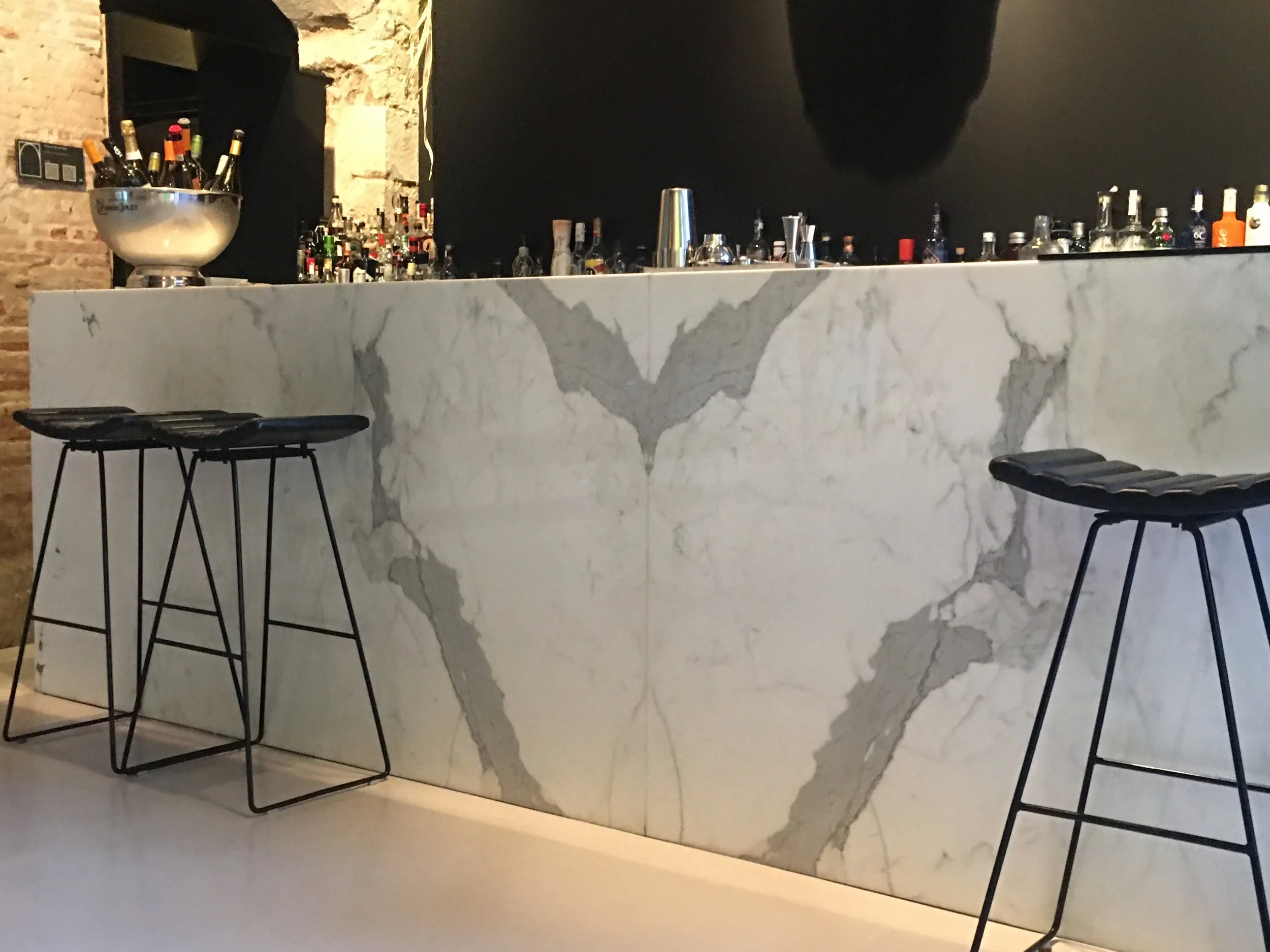 Caro Hotel af arch. Francesc Rifé med barstole A3 designet af Paul Leroy