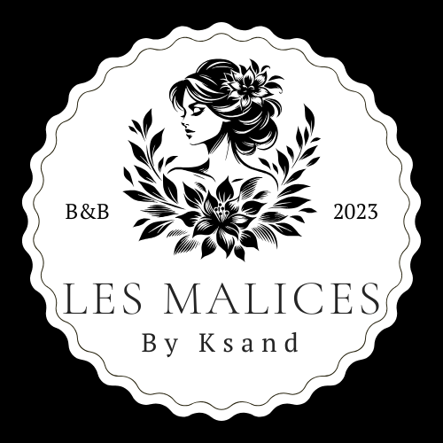 Logo "Les Malices by Ksand " avec dessin d'une bougie dans un bocal, fleurs et feuillages. Mention "Bougie & Papeterie Événementielles".