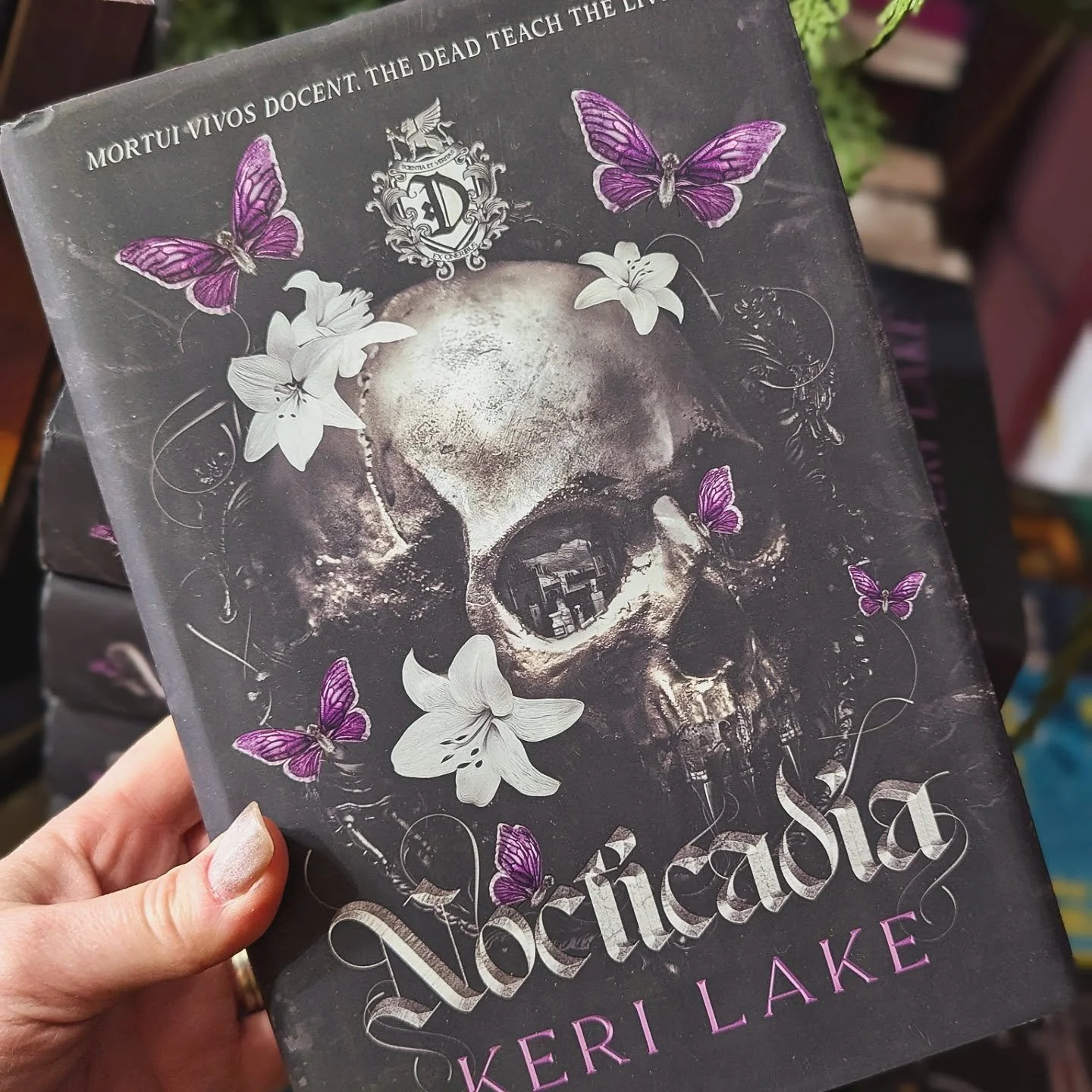 Ok Twisted Book Club, it's HERE! I told ya it was gonna be gorgeous 🤩🤩🤩🤩 
.
.
.
.
#nocticadia #bookclub #Bookstore #kerilake @kerilake