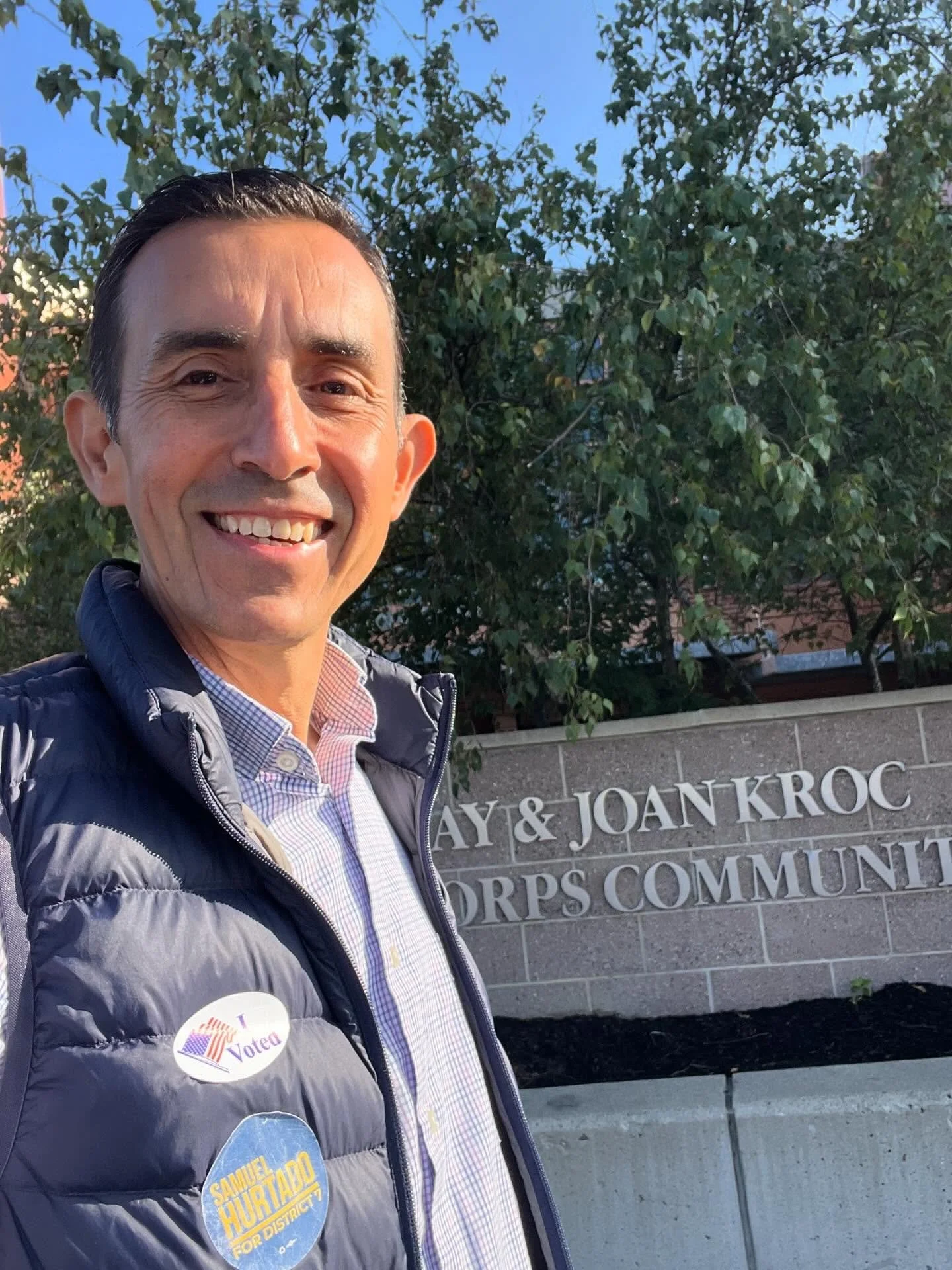 ¡Feliz día de las elecciones! Voté y dejé café y donas  para nuestros increíbles trabajadores electorales. ¡Salga y voté! 
Happy Election Day! I voted and dropped off some treats for our amazing