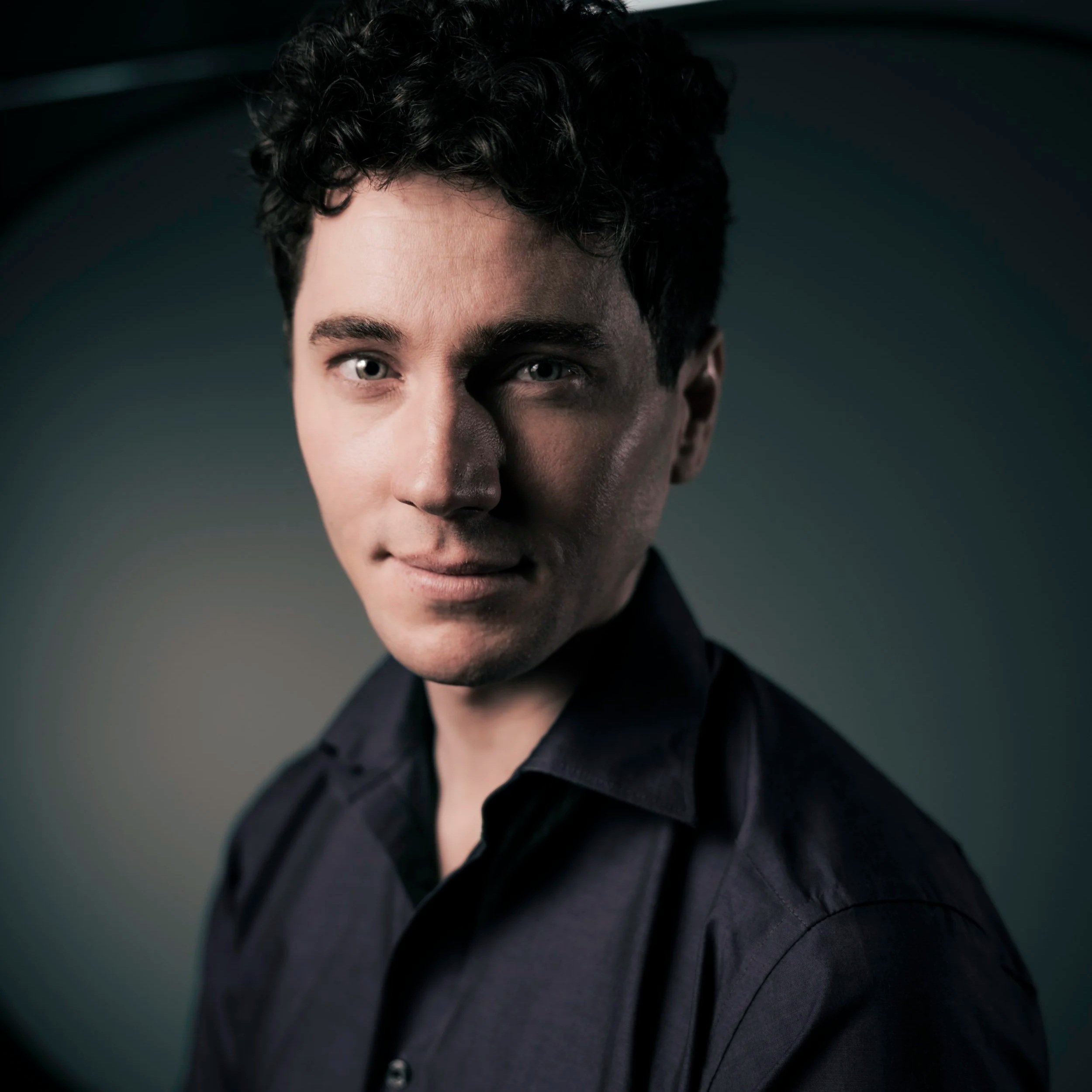 Bevan Thomson. (studio)